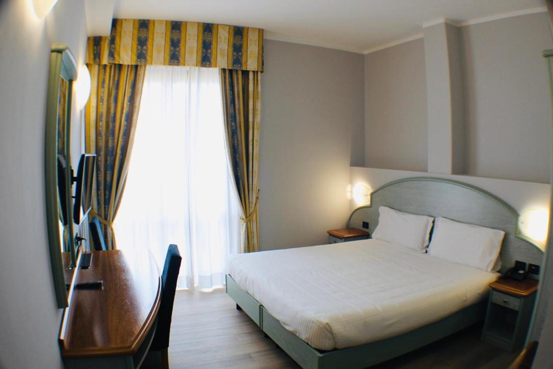 Double or Twin Room - Photo 11