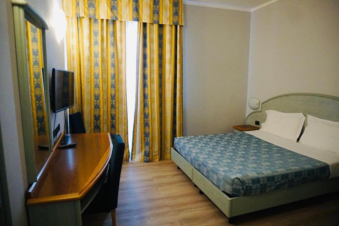 Double or Twin Room - Photo 9