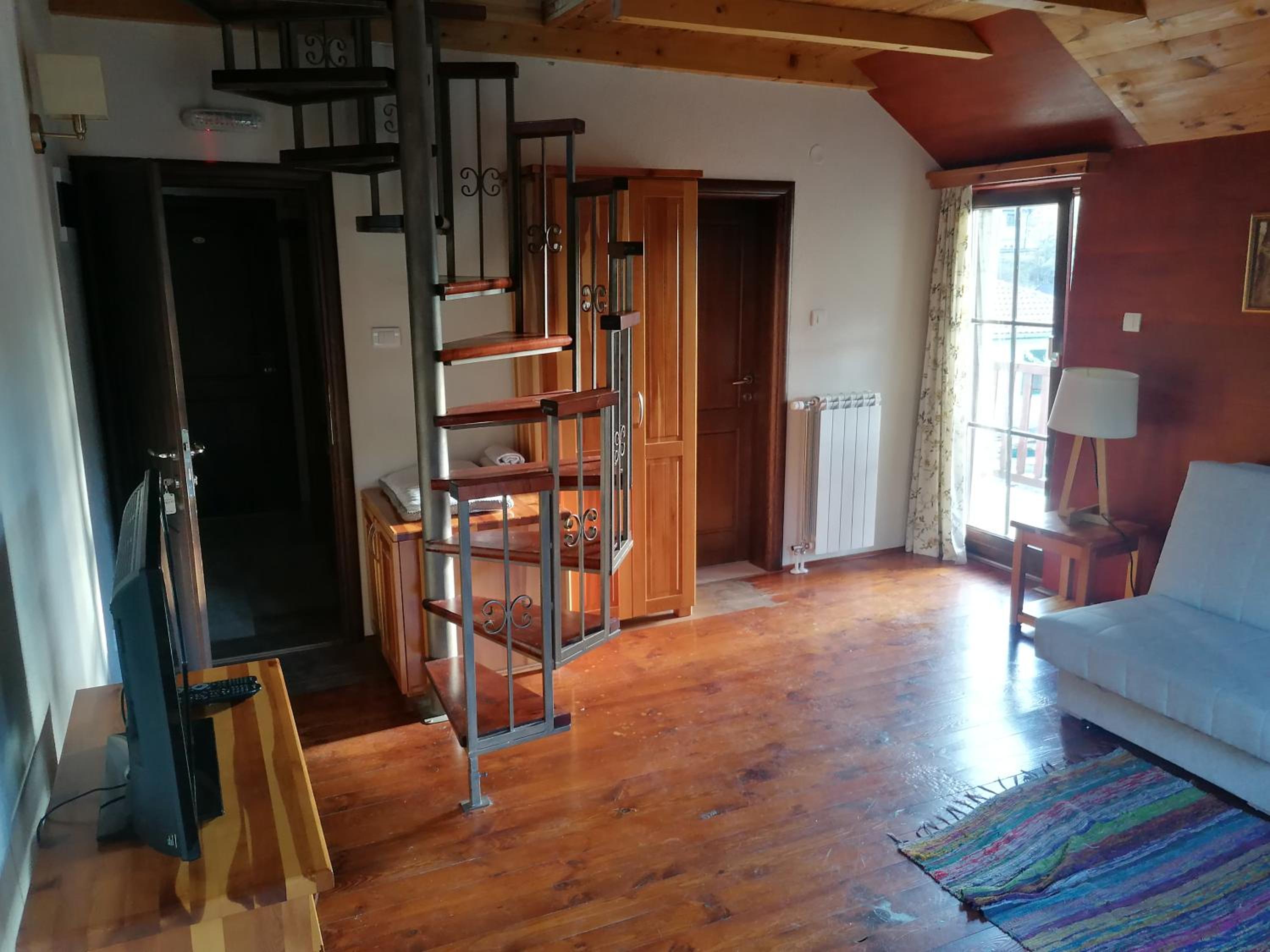 Deluxe Family Suite - Photo 17