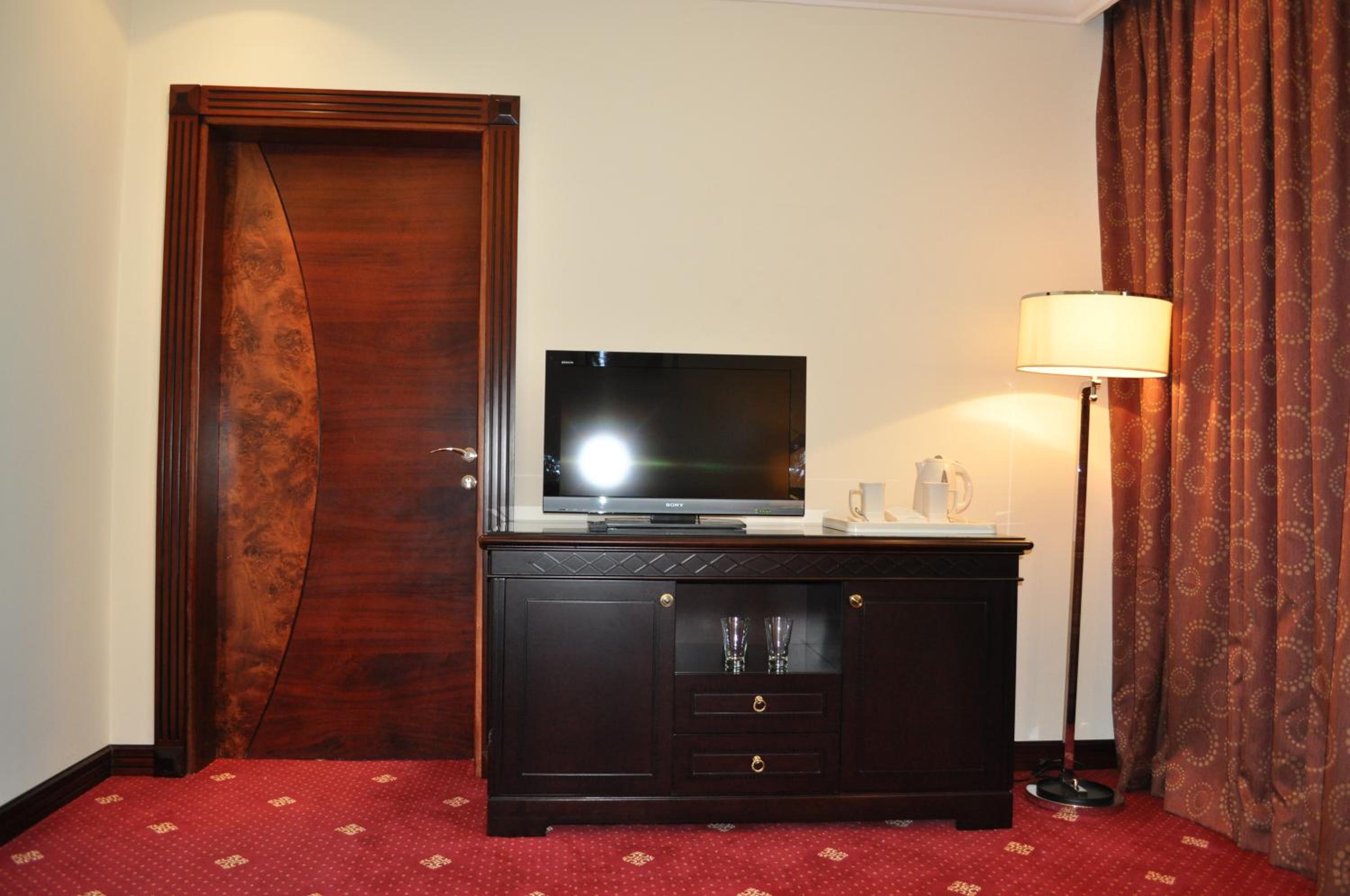 Deluxe Room - Photo 5