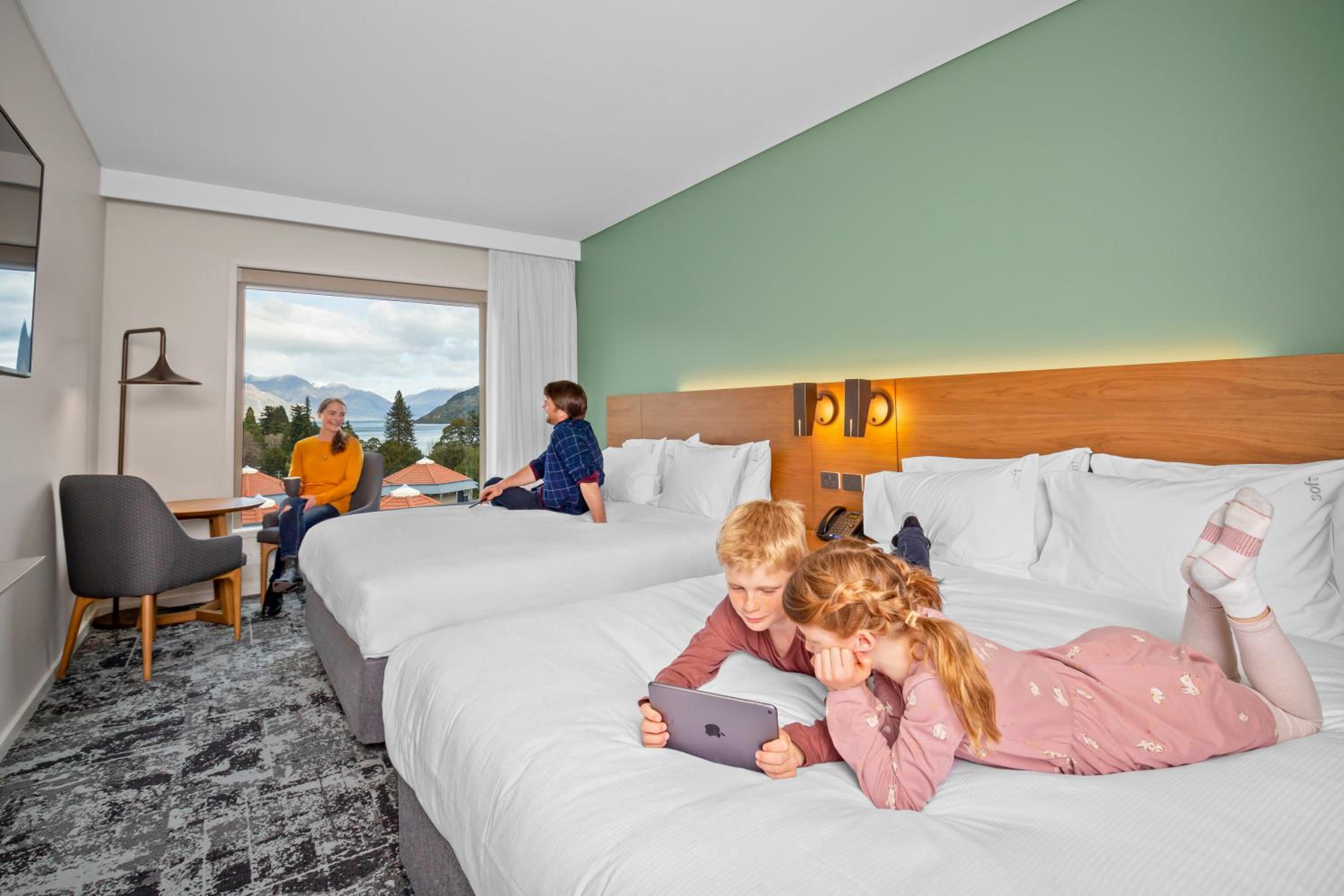 Standard Queen Room with Two Queen Beds and Mountain View - Free Breakfast - Photo 3