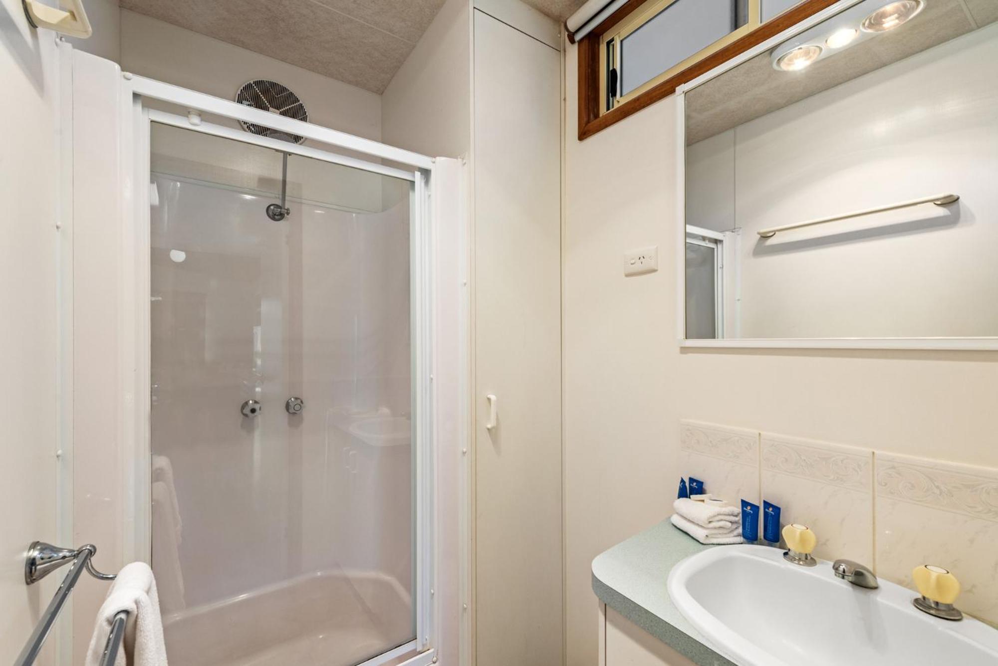 Standard 2 Bedroom Cabin - Sleeps 5 - Photo 5