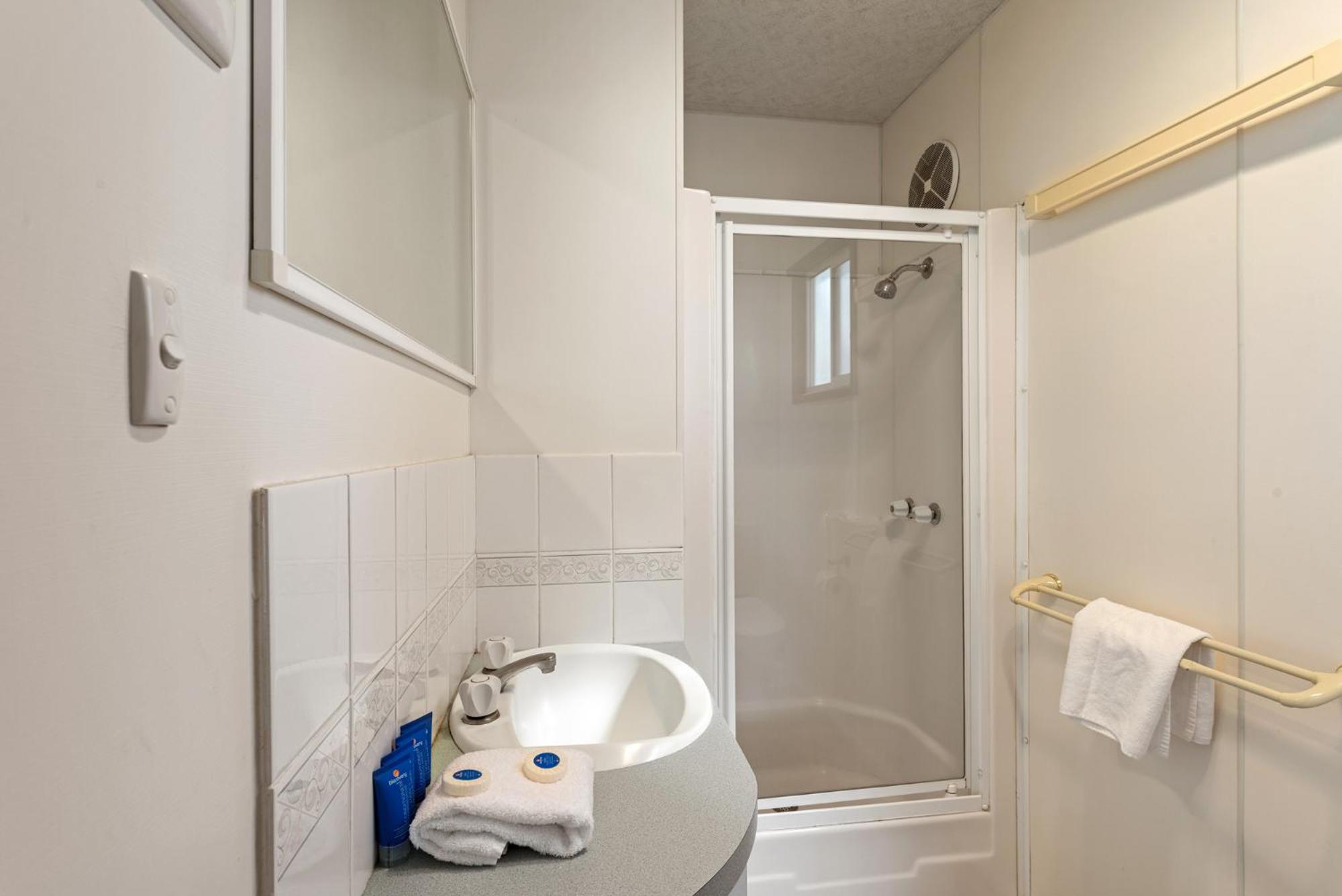 Standard 2 Bedroom Cabin - Sleeps 6 - Photo 5
