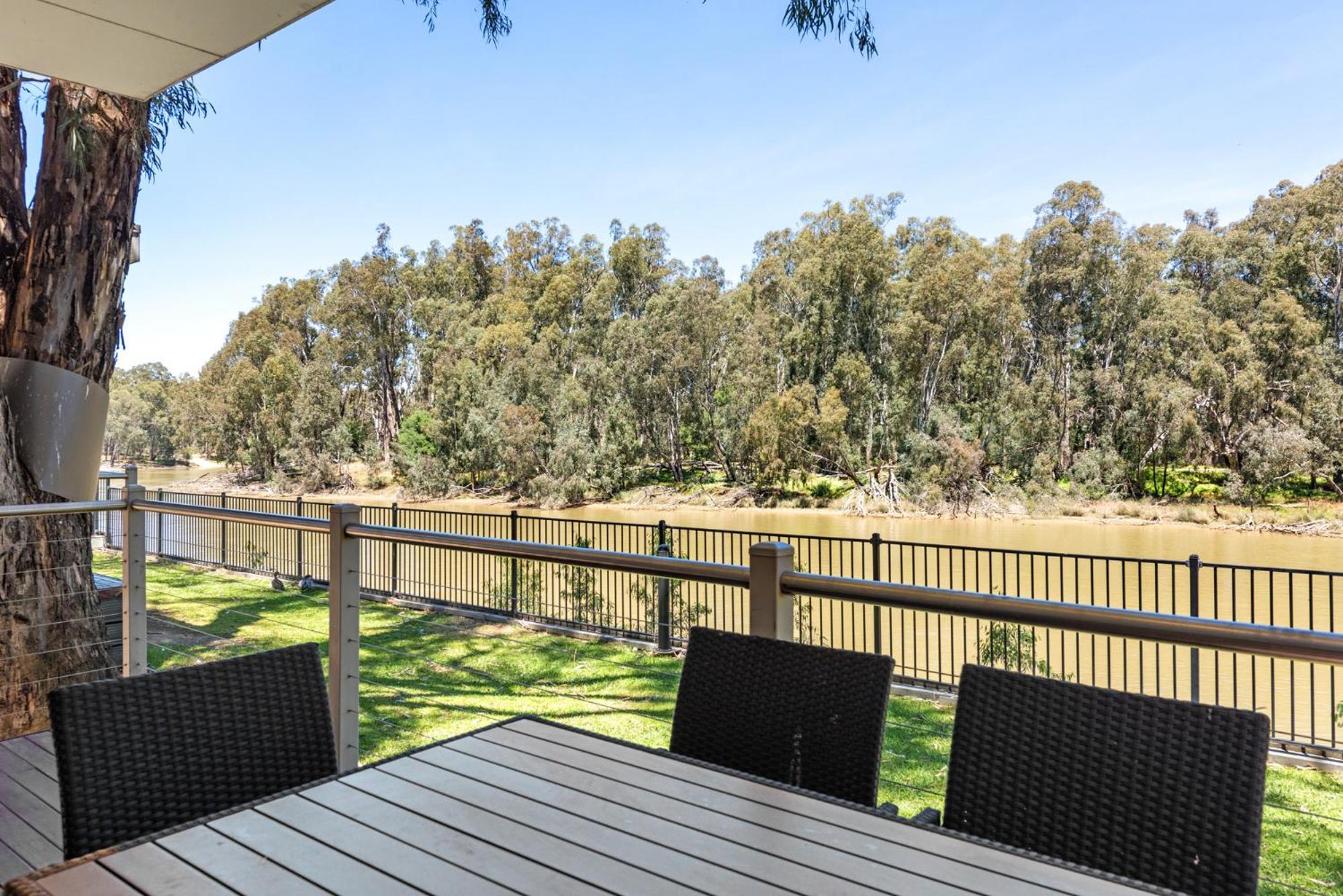 Deluxe 2 Bedroom Riverfront Villa - Sleeps 5 - Photo 12