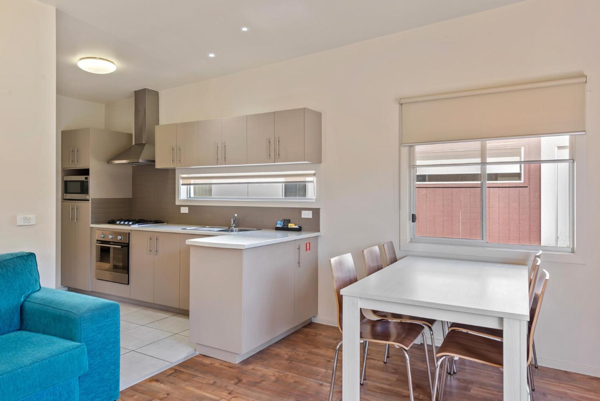 Deluxe 2 Bedroom Riverfront Villa - Sleeps 6 - Photo 5