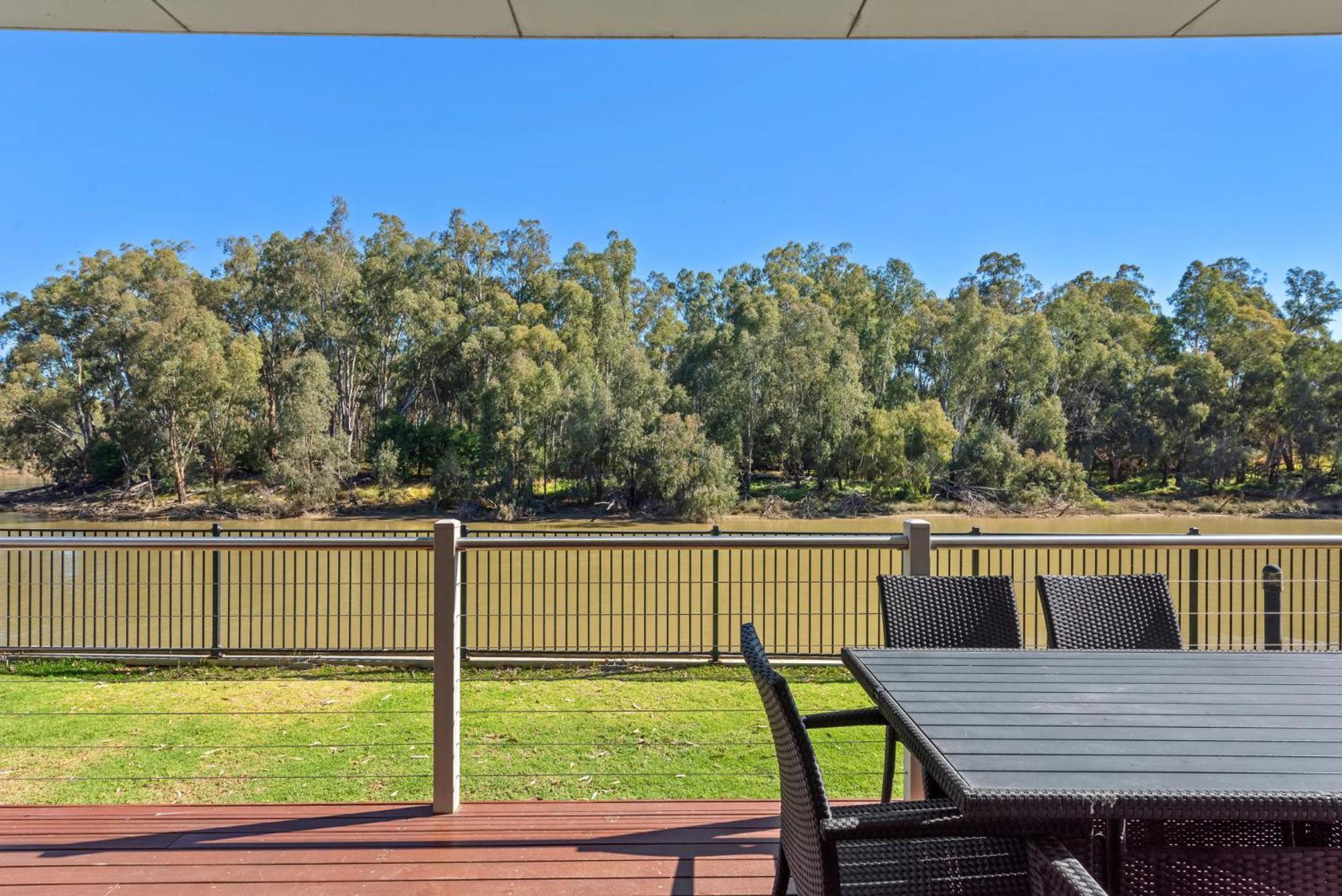 Deluxe 2 Bedroom Riverfront Villa - Sleeps 6 - Photo 12