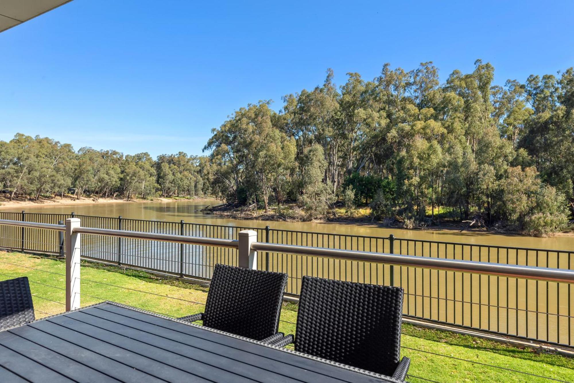 Deluxe 2 Bedroom Riverfront Villa - Sleeps 6 - Photo 13