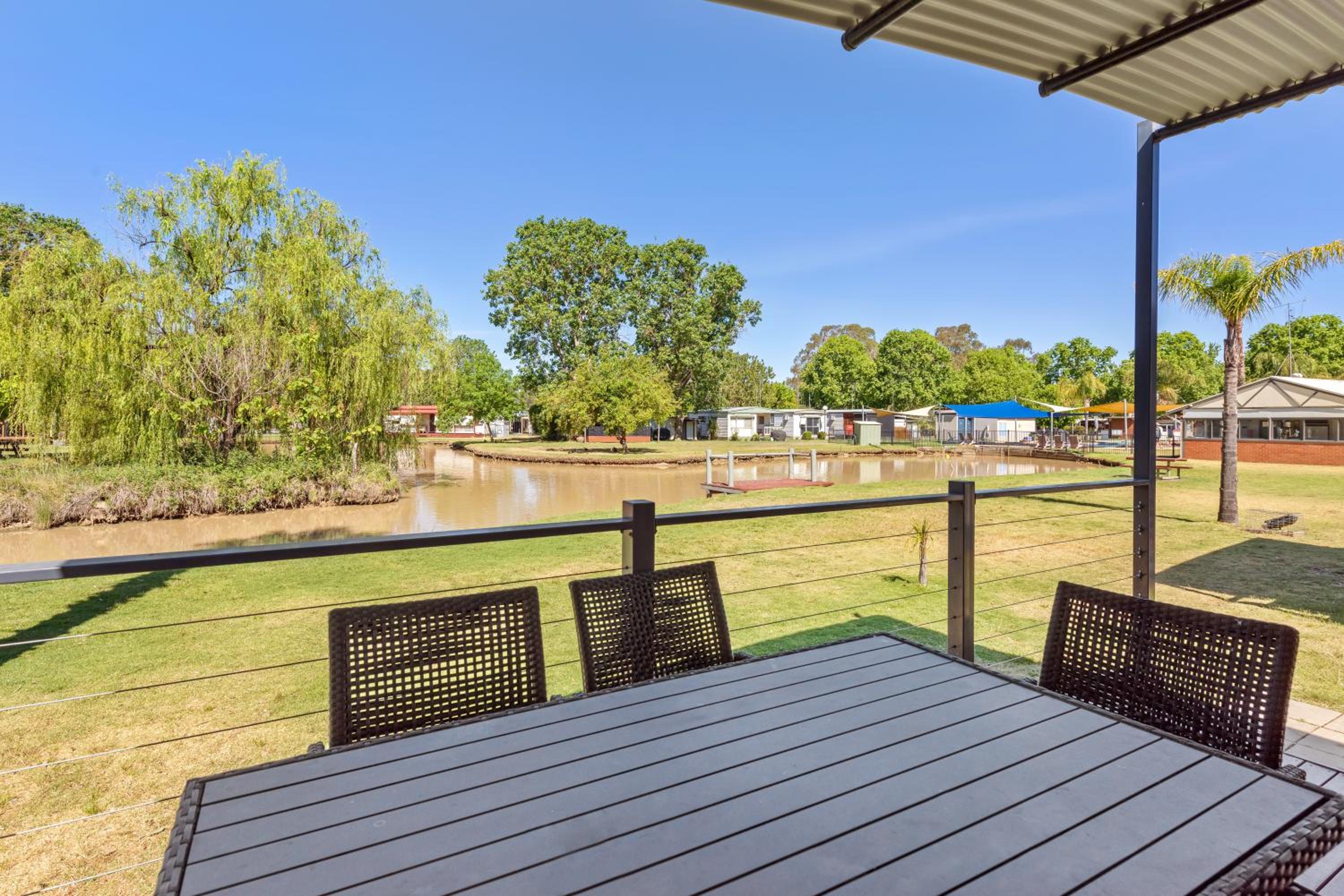 Deluxe 3 Bedroom Lakefront Cabin - Photo 3