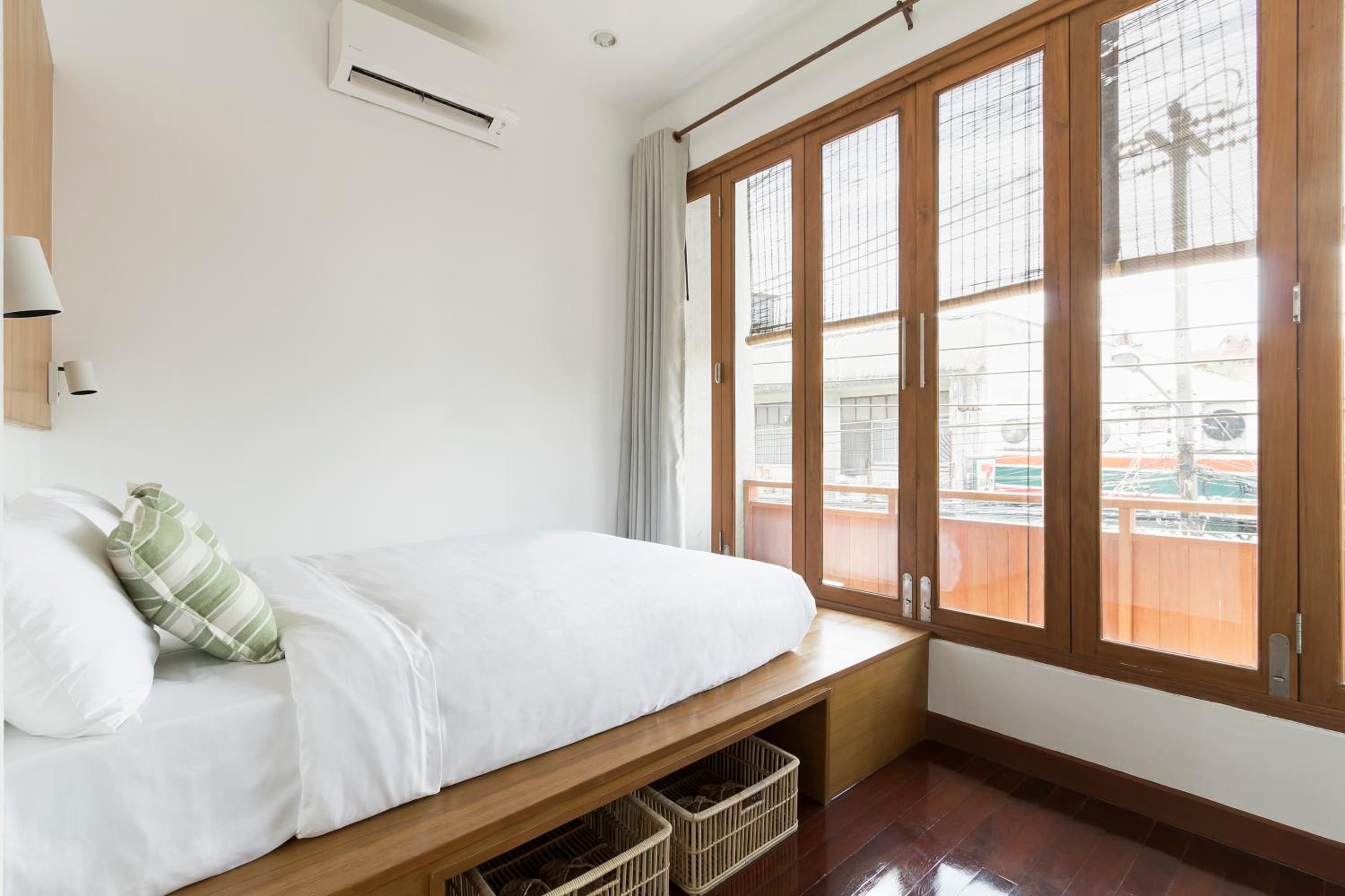 Queen Room with Balcony - Photo 6