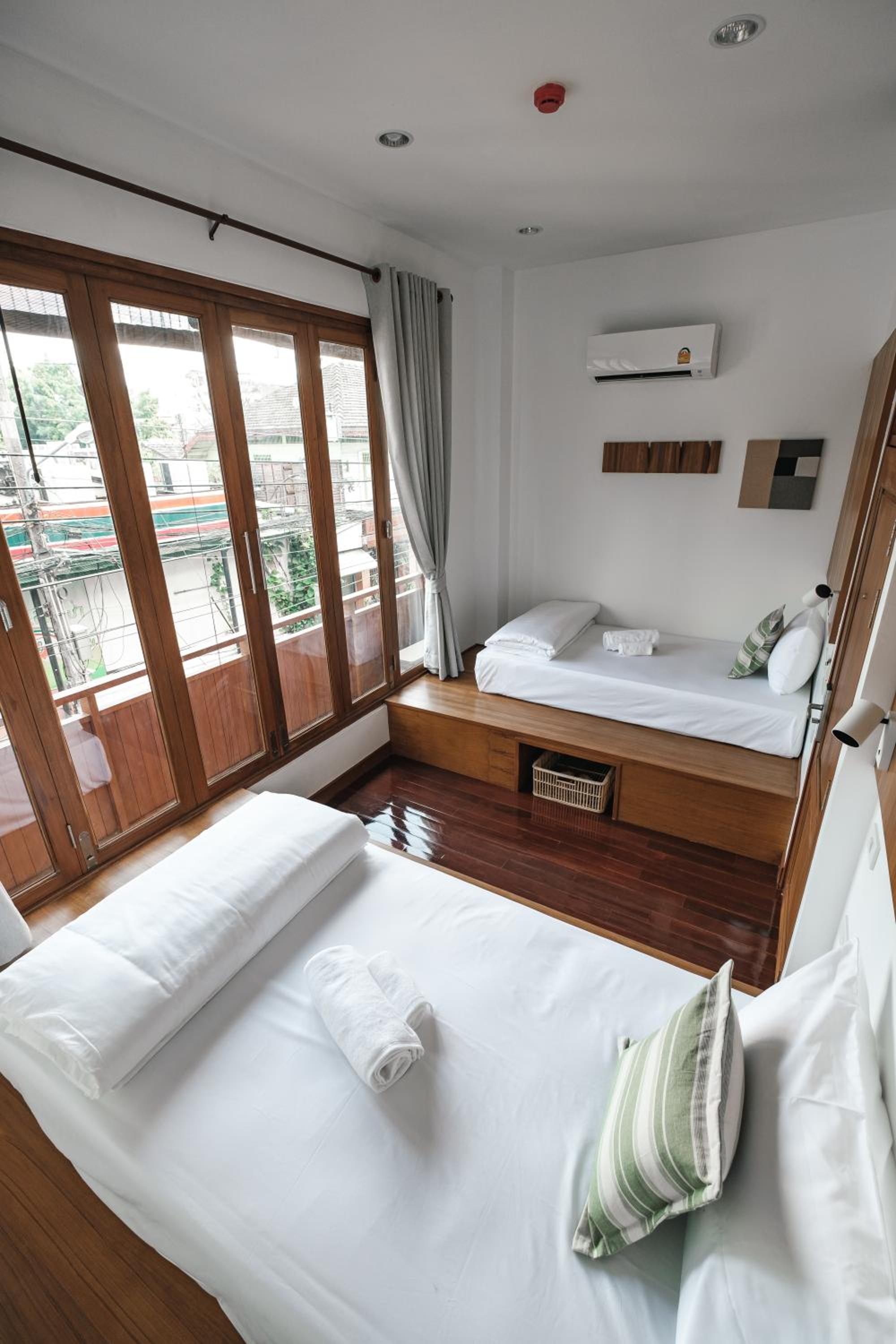 Twin Room with City View - Photo 6