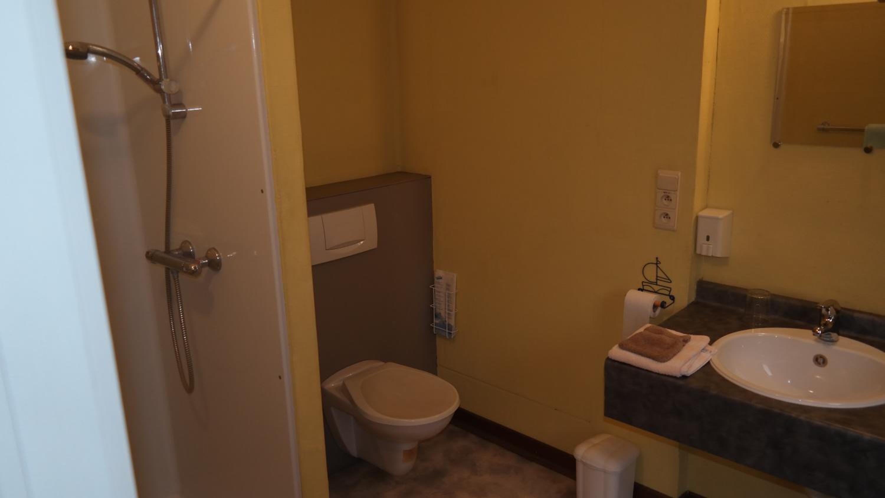 Budget Twin Room photo 3