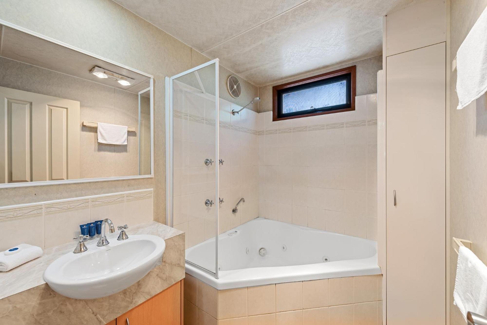 Superior 2 Bedroom Spa Cabin - Sleeps 6 - Photo 7