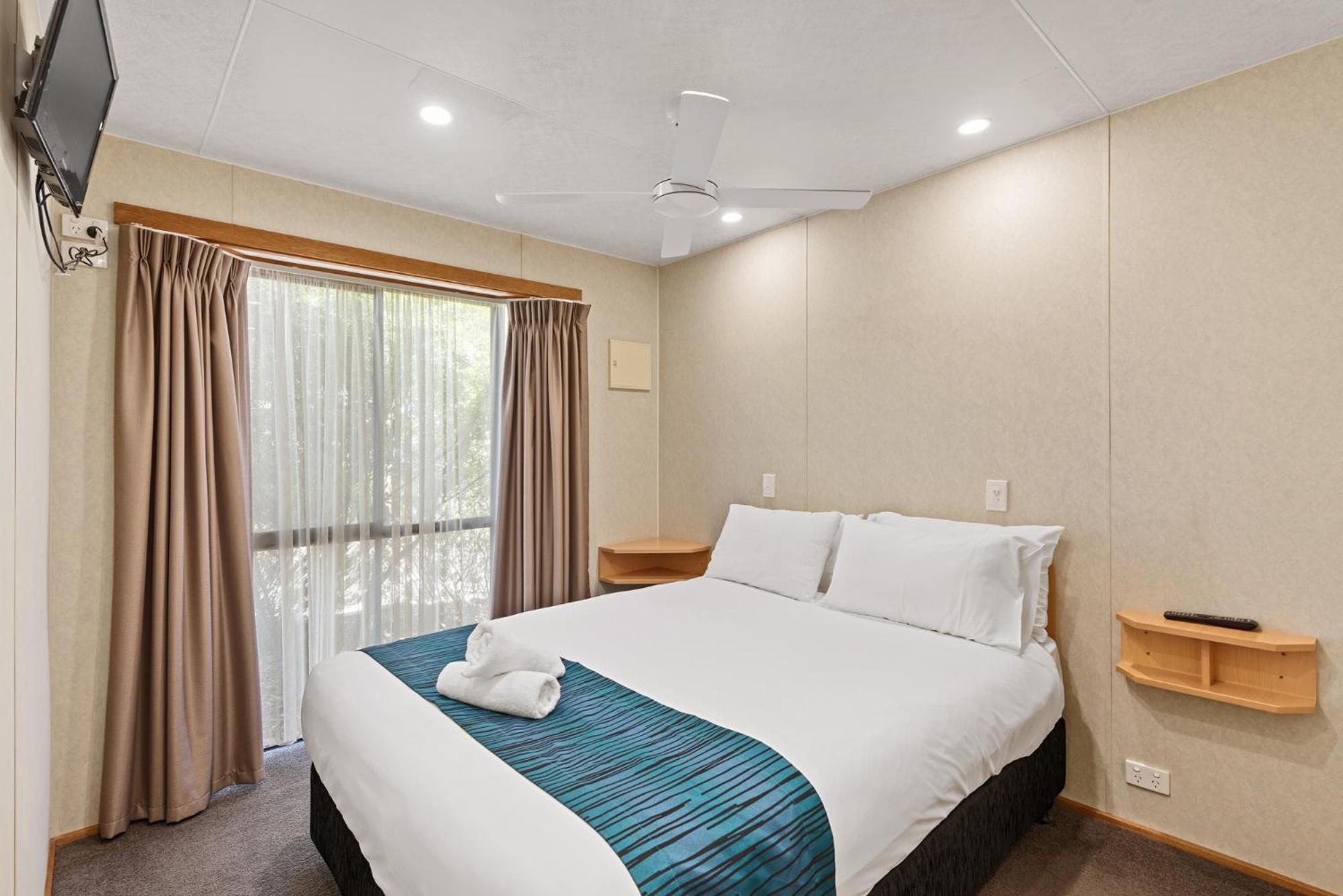 Superior 2 Bedroom Spa Cabin - Sleeps 6 - Photo 9