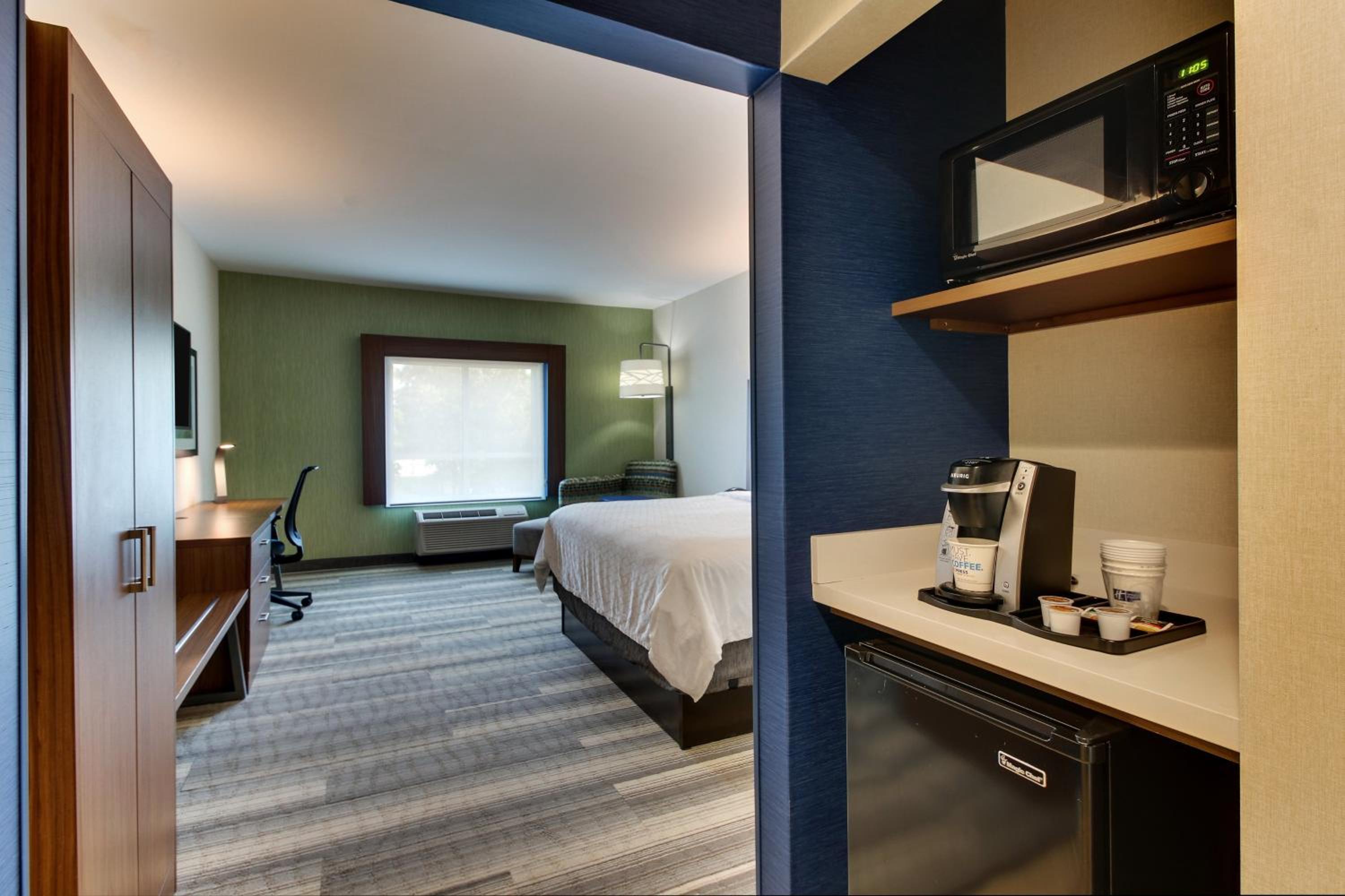Standard King Room photo 3