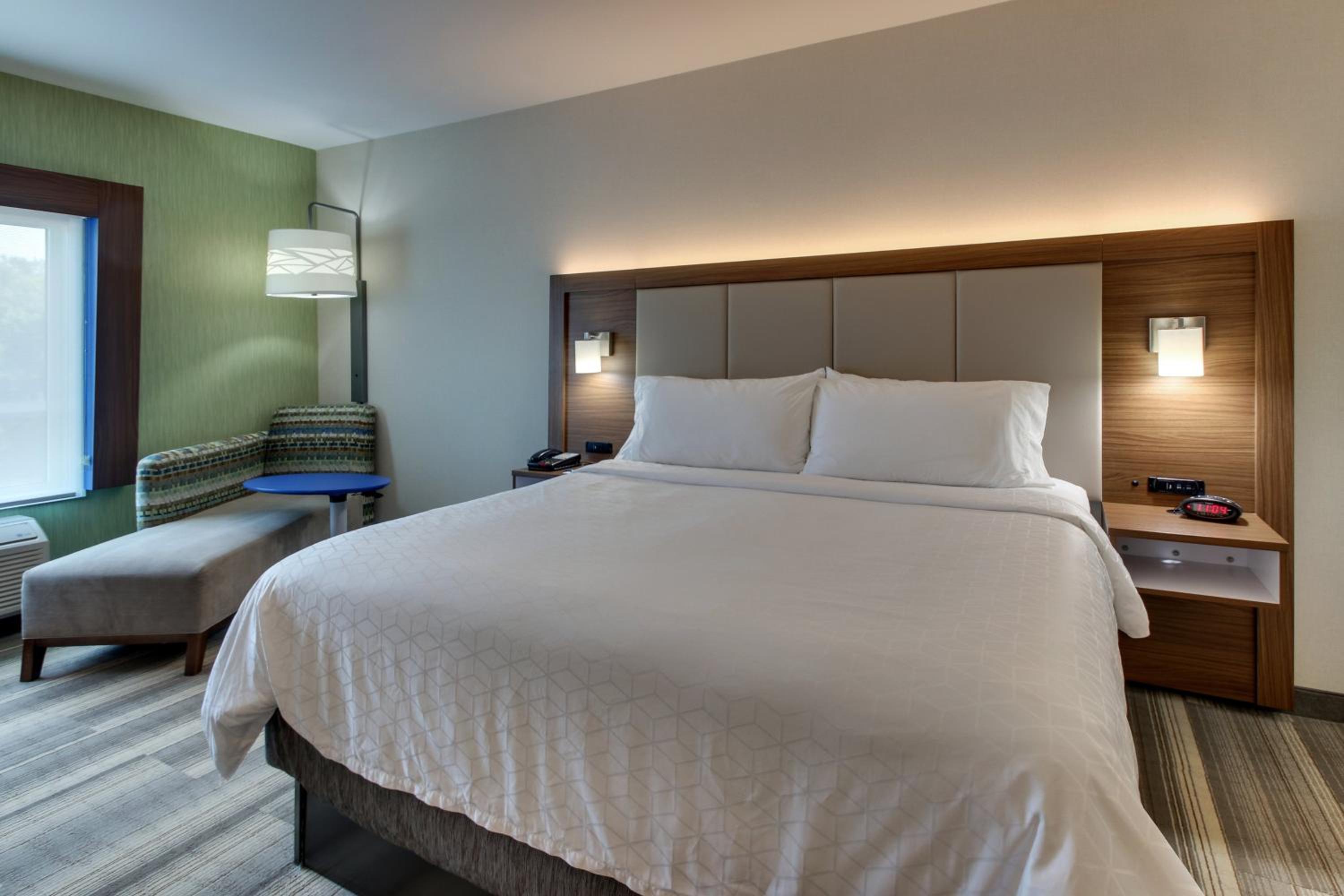 Standard King Room photo 1