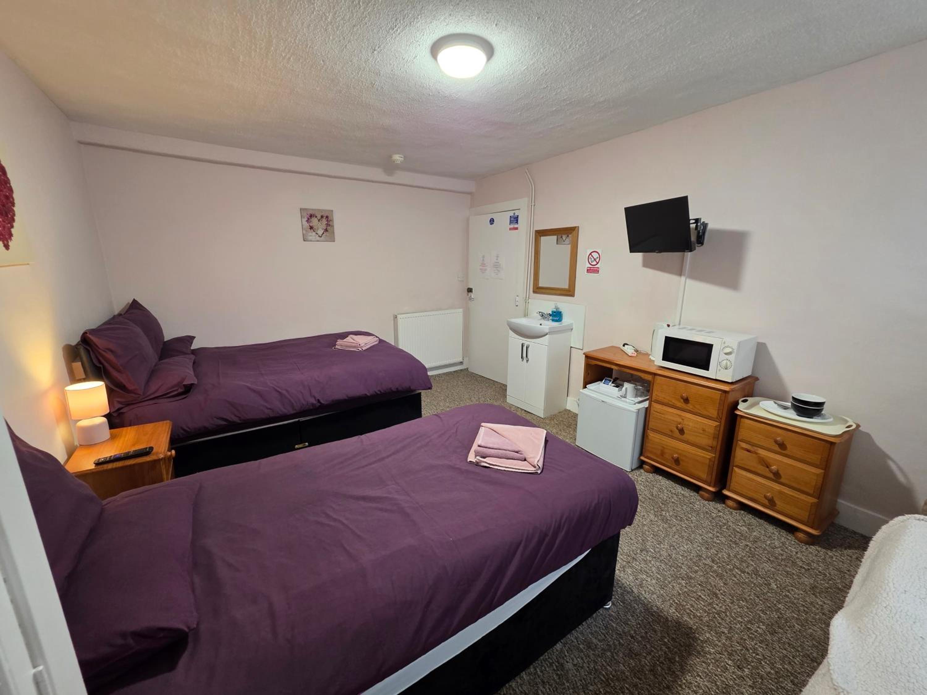 Double or Twin Room with Shared Bathroom photo 1