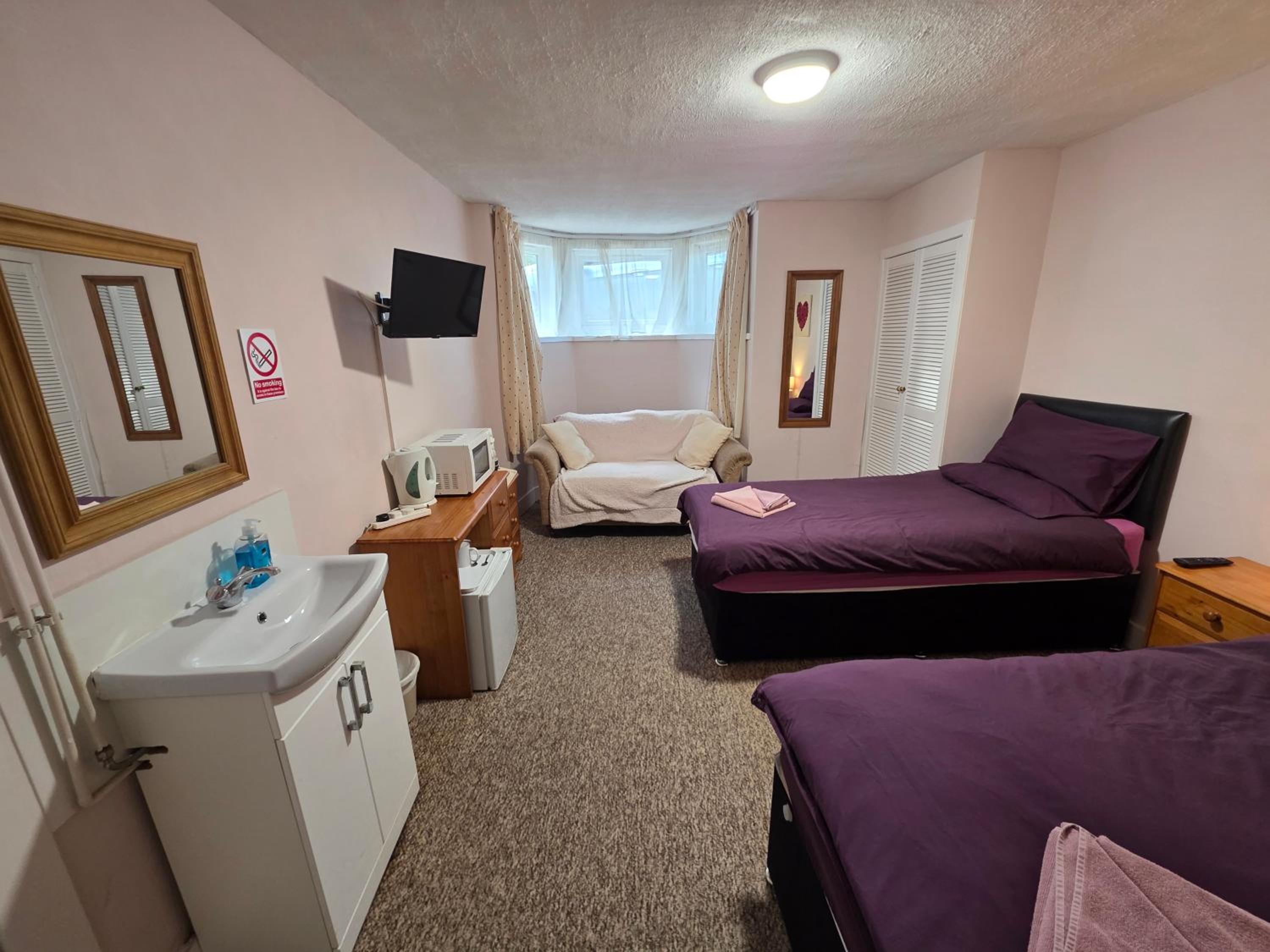 Double or Twin Room with Shared Bathroom photo 2