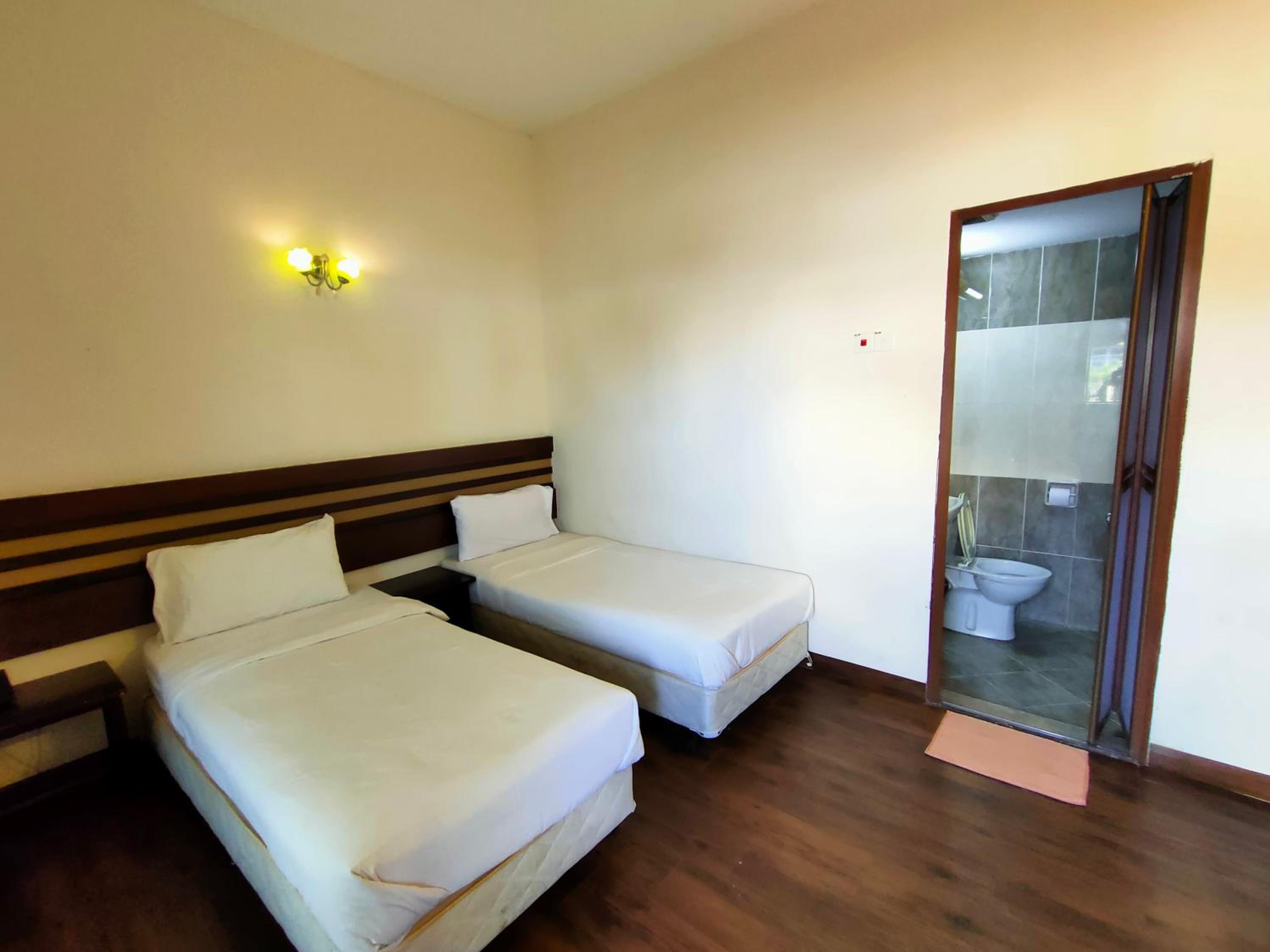 Economy Twin Room - Photo 2