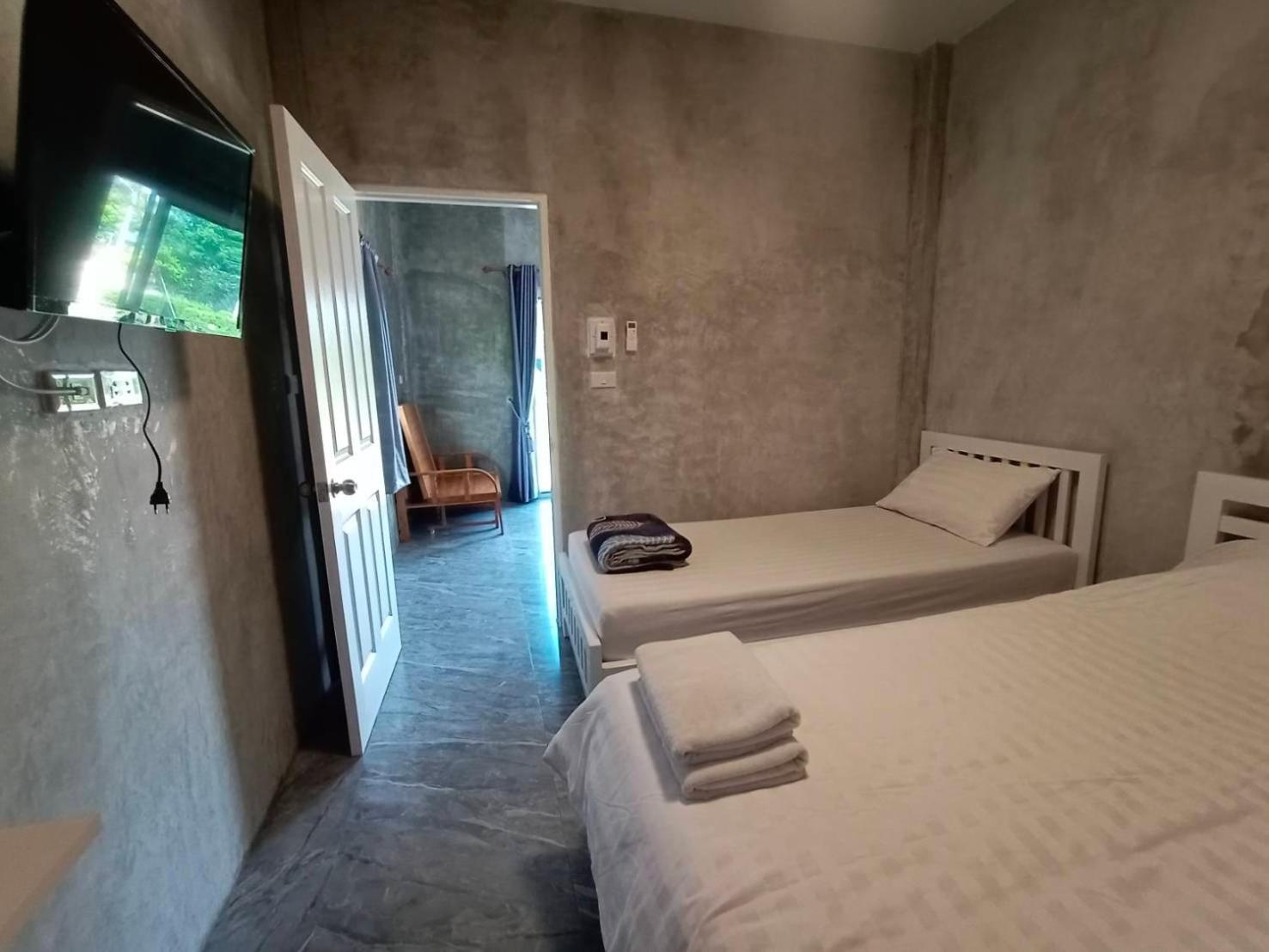 Standard Twin Room - Photo 6