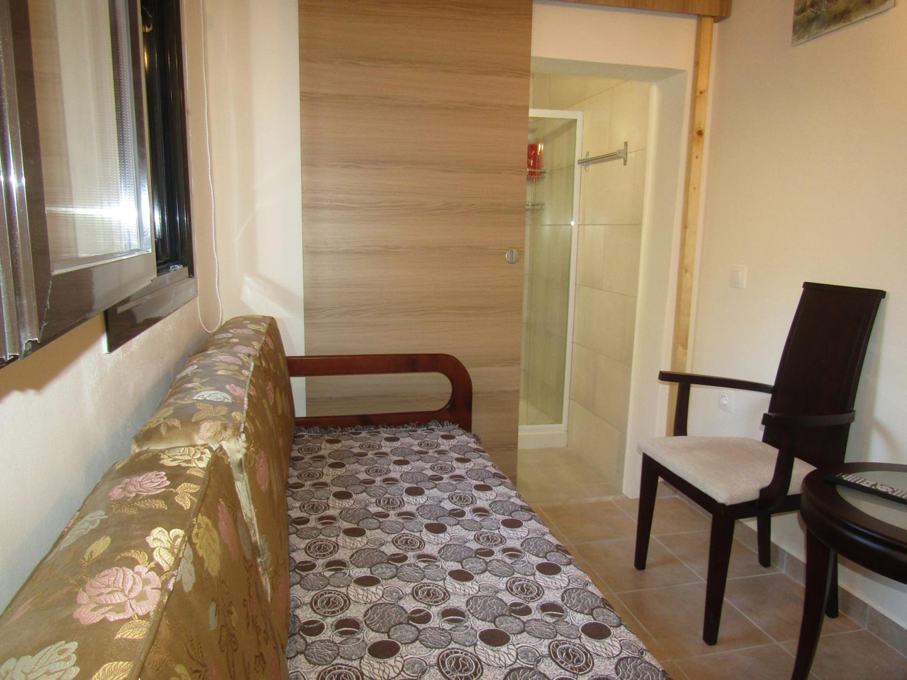 One-Bedroom House - Photo 2