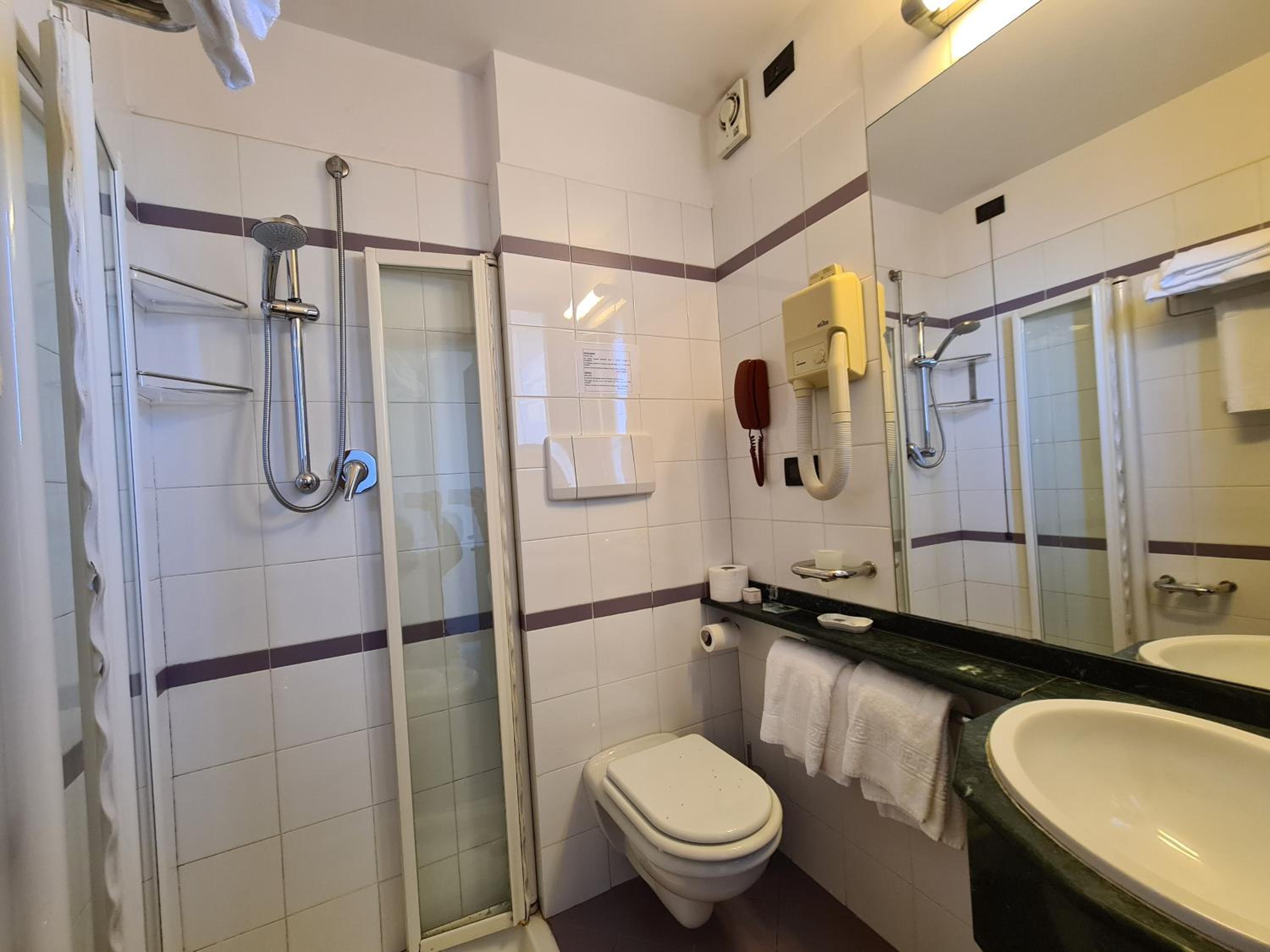 Double or Twin Room with Balcony and Sea View photo 2