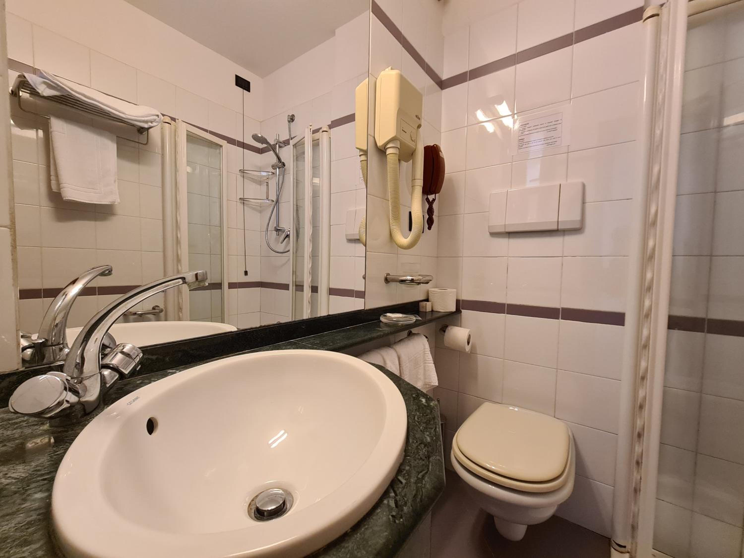 Double or Twin Room with Balcony and Sea View photo 3