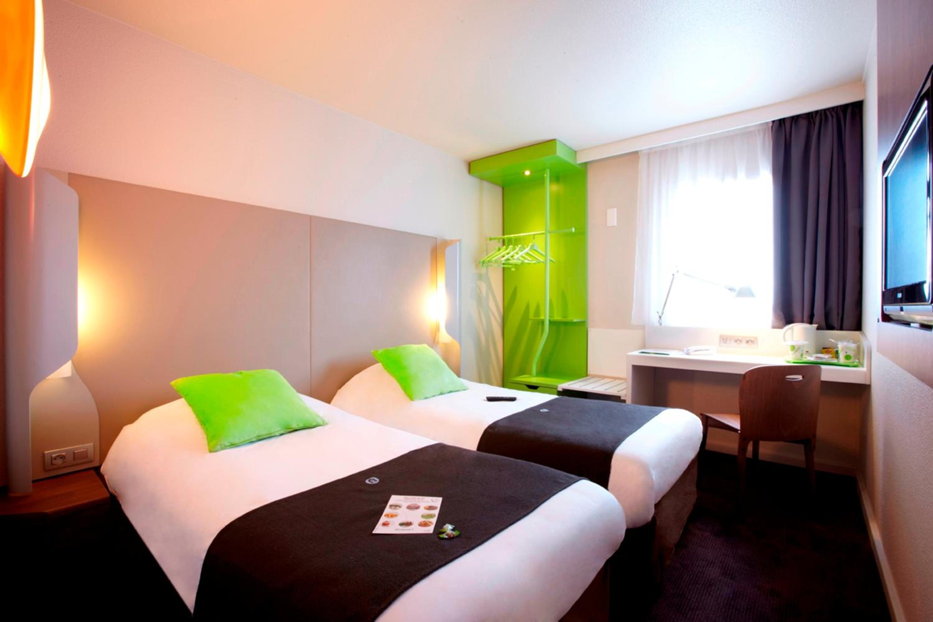 Standard Twin Room - Photo 4