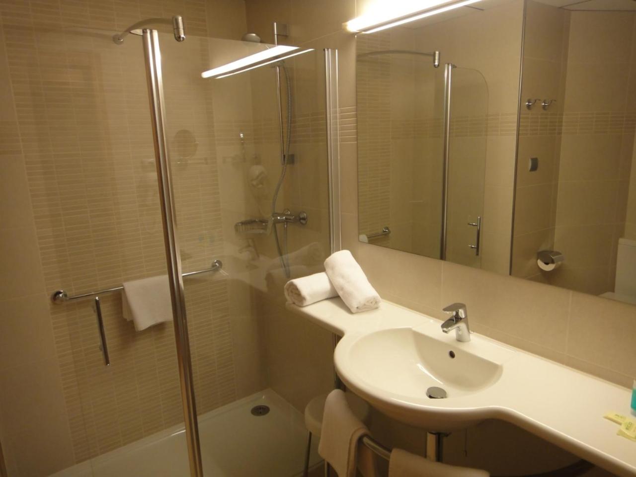 Twin Room with Balcony - Photo 11
