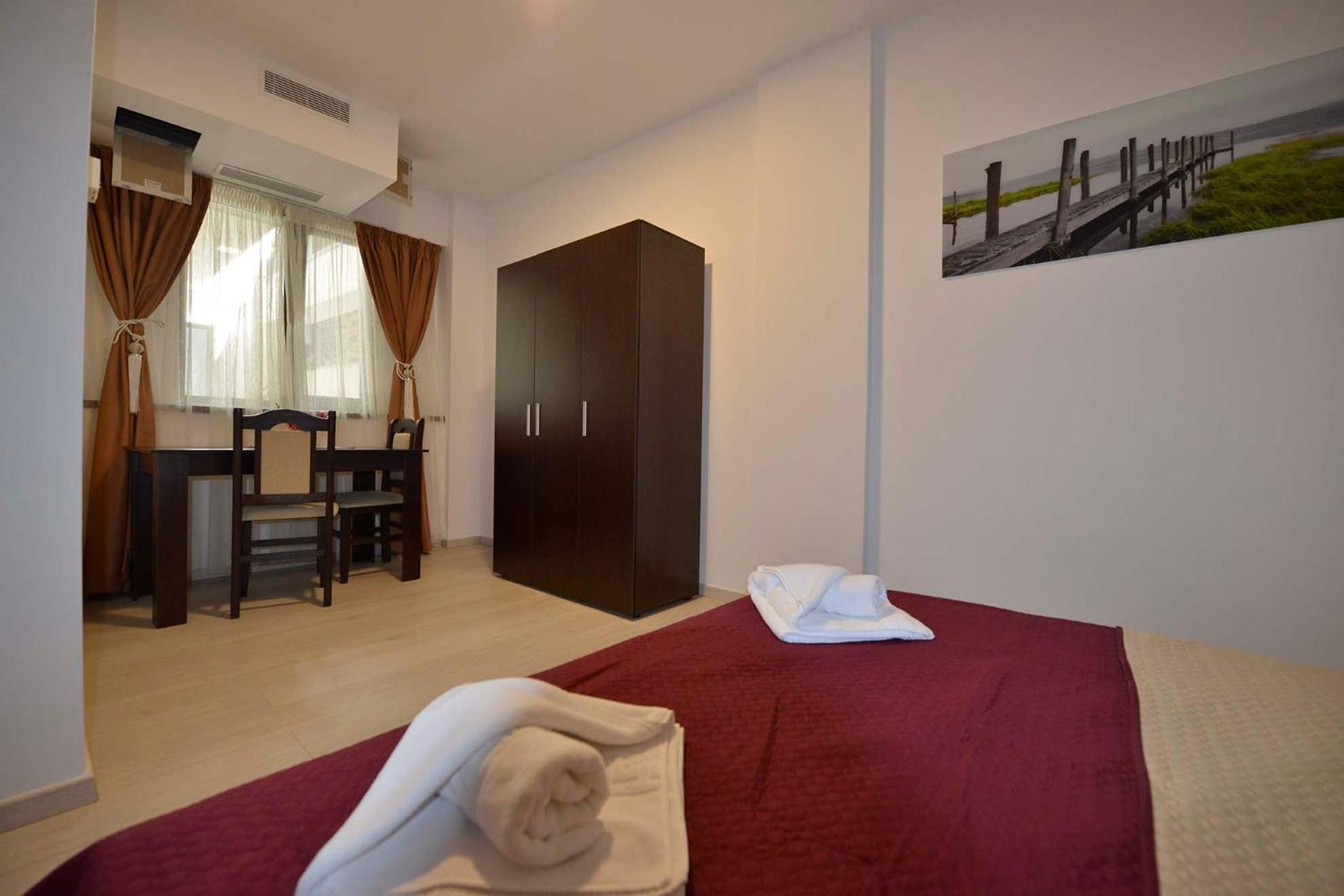 One-Bedroom Apartment - Photo 3
