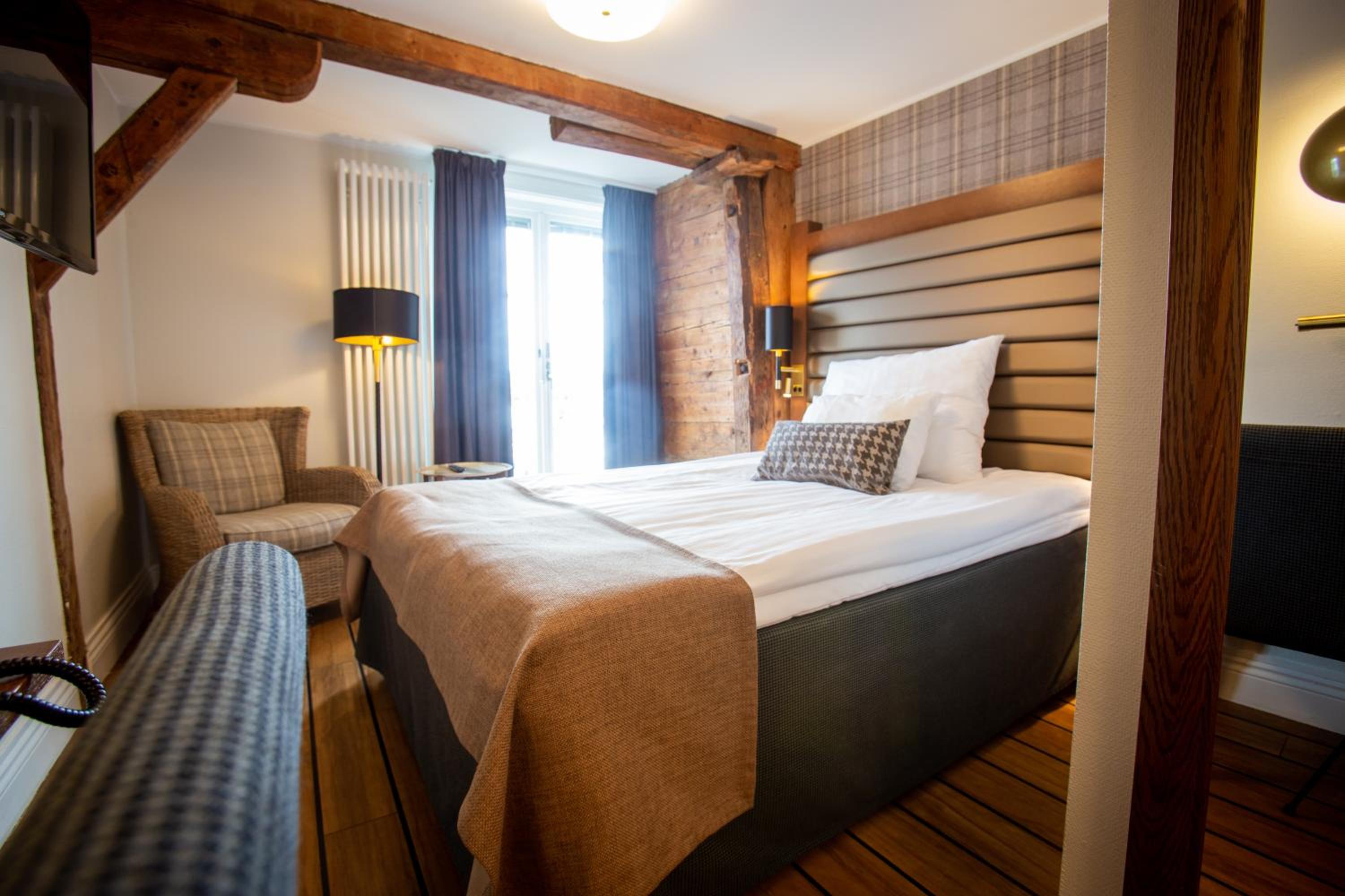 Superior Room with Balcony - Photo 4