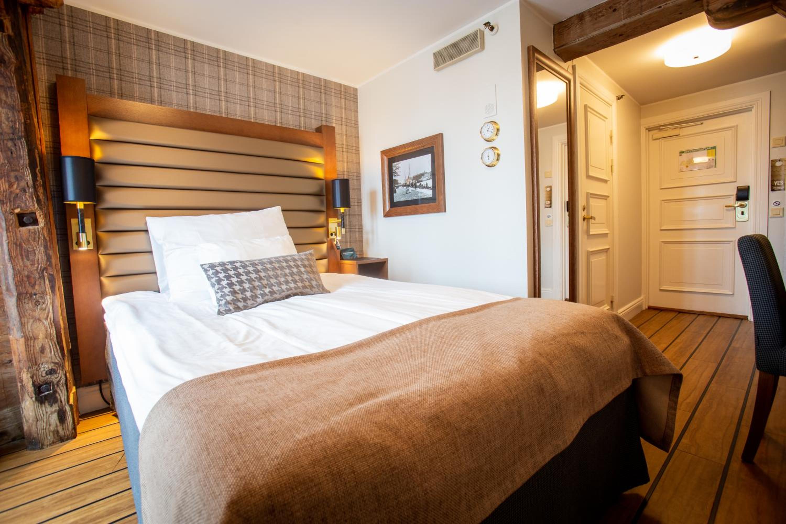 Superior Room with Balcony - Photo 5