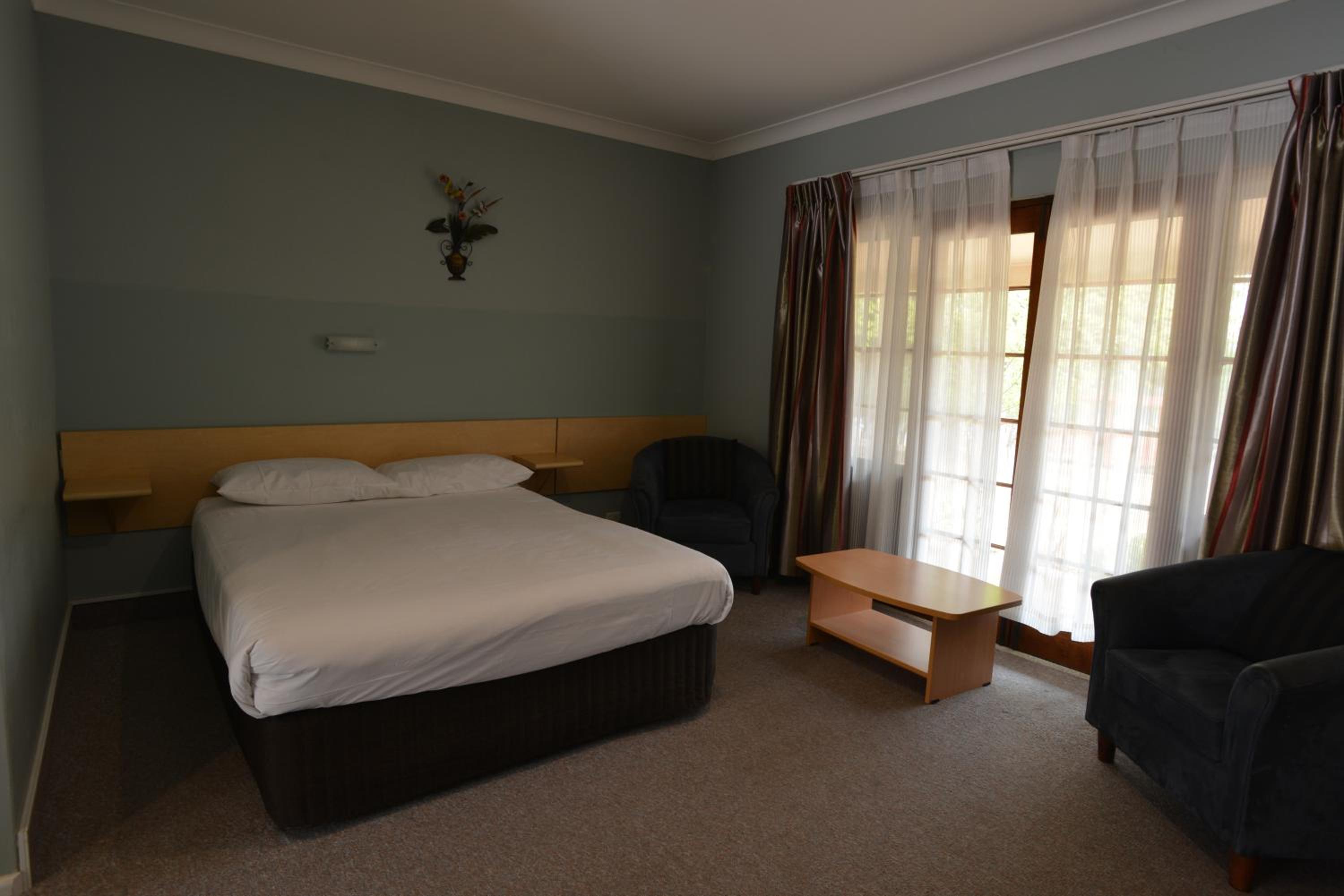 Queen Room photo 2