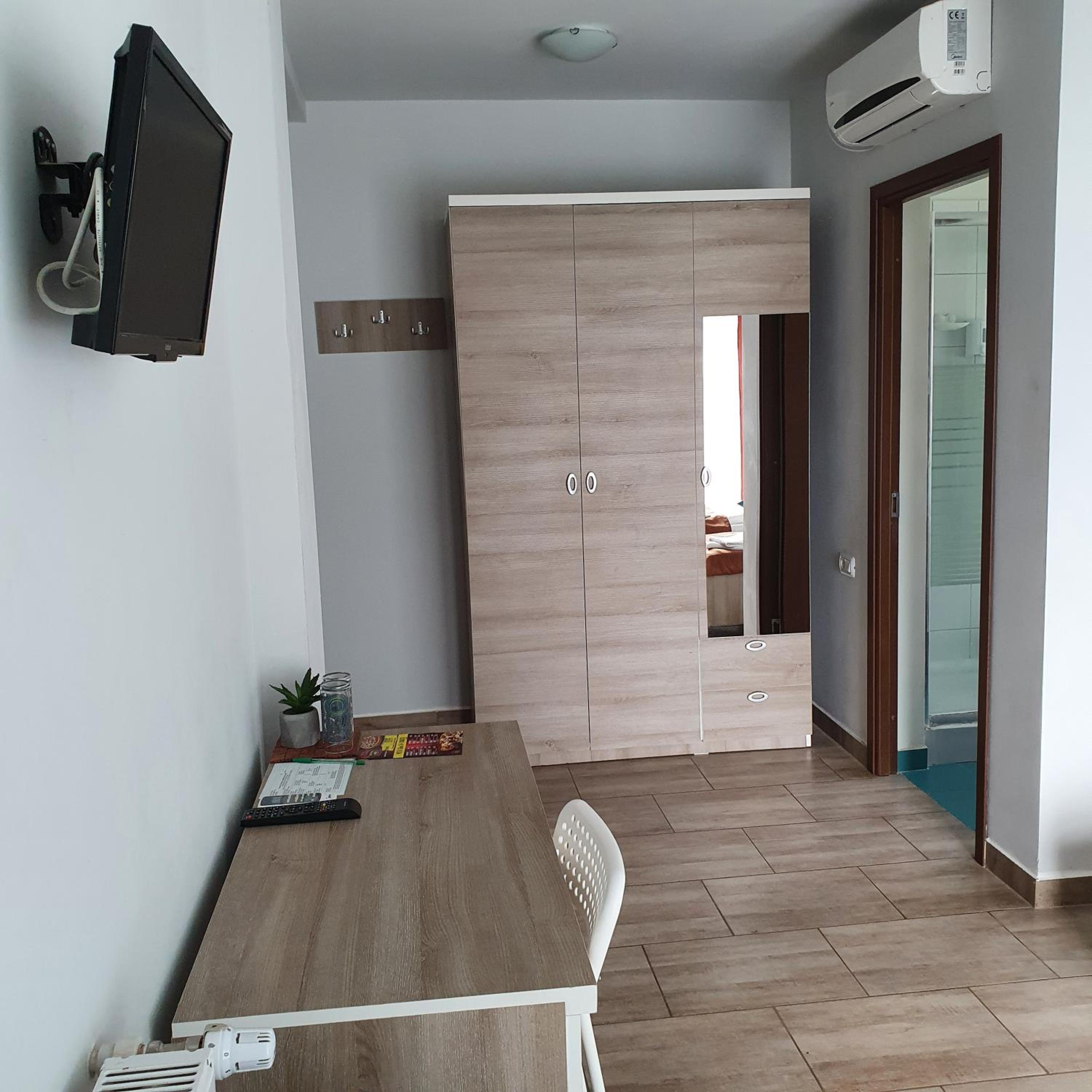 Double or Twin Room with Private Bathroom - Photo 3