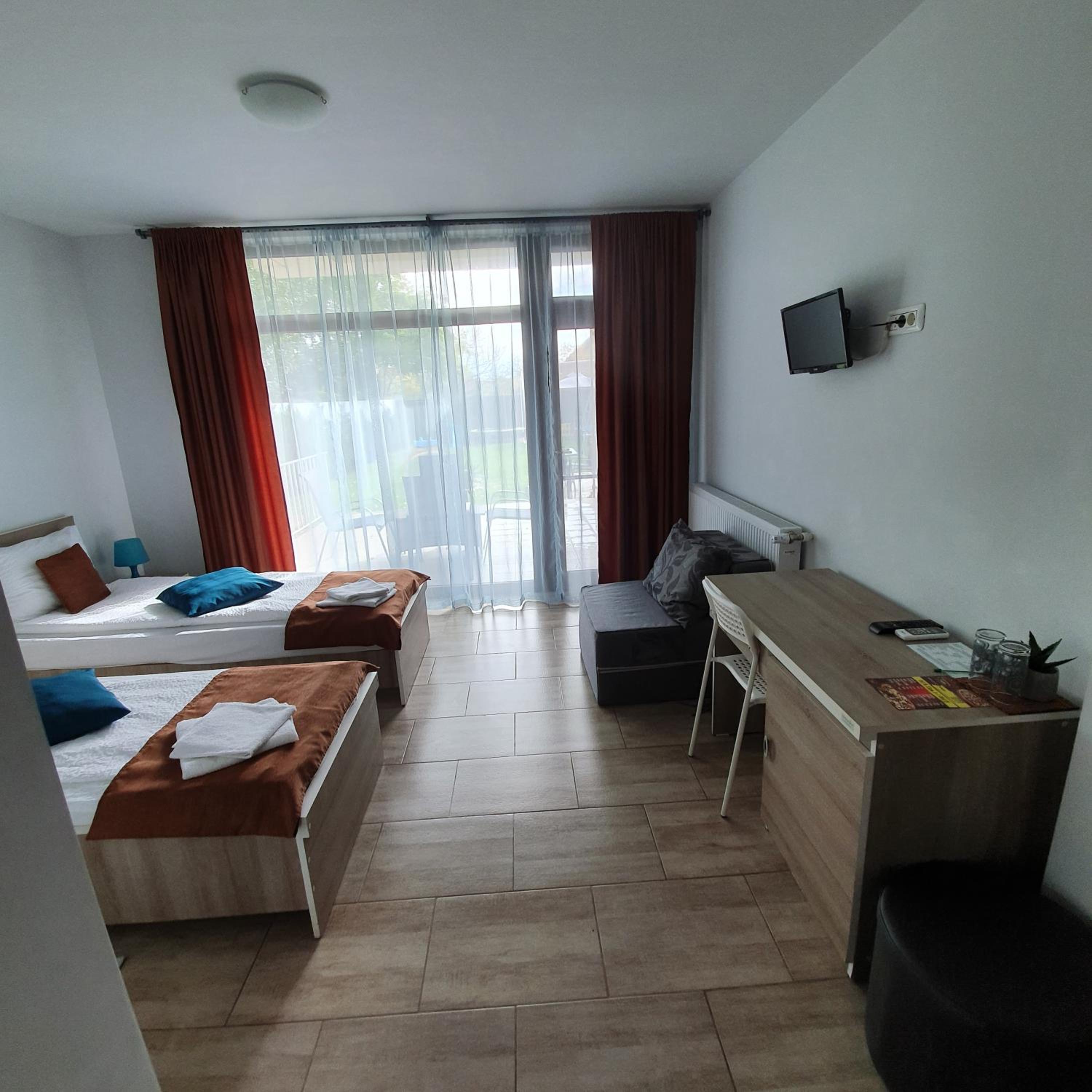 Double or Twin Room with Private Bathroom - Photo 4