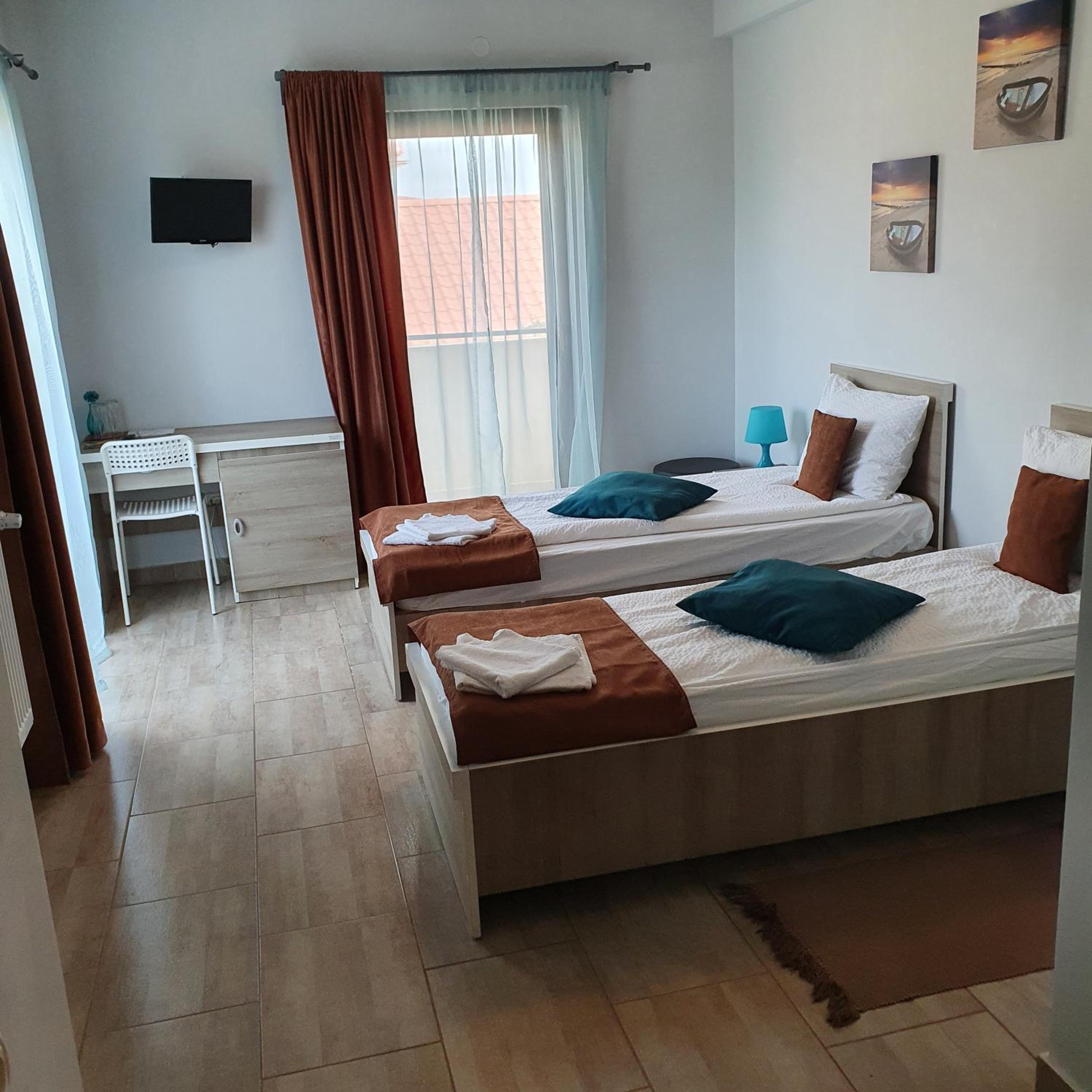Double or Twin Room with Private Bathroom - Photo 5