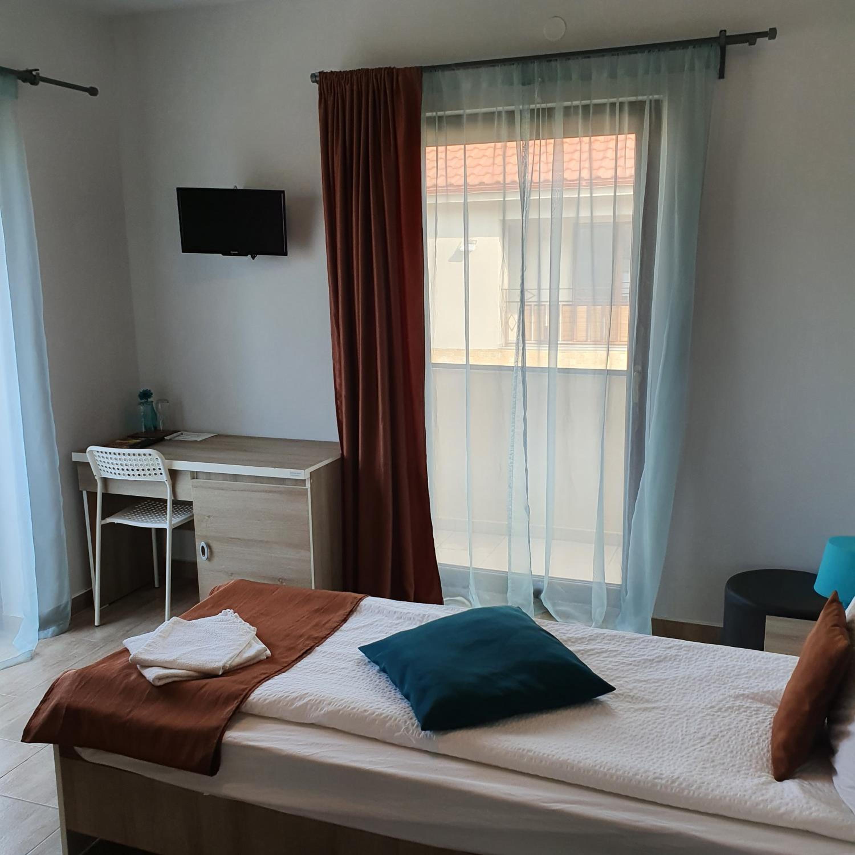 Double or Twin Room with Private Bathroom - Photo 6