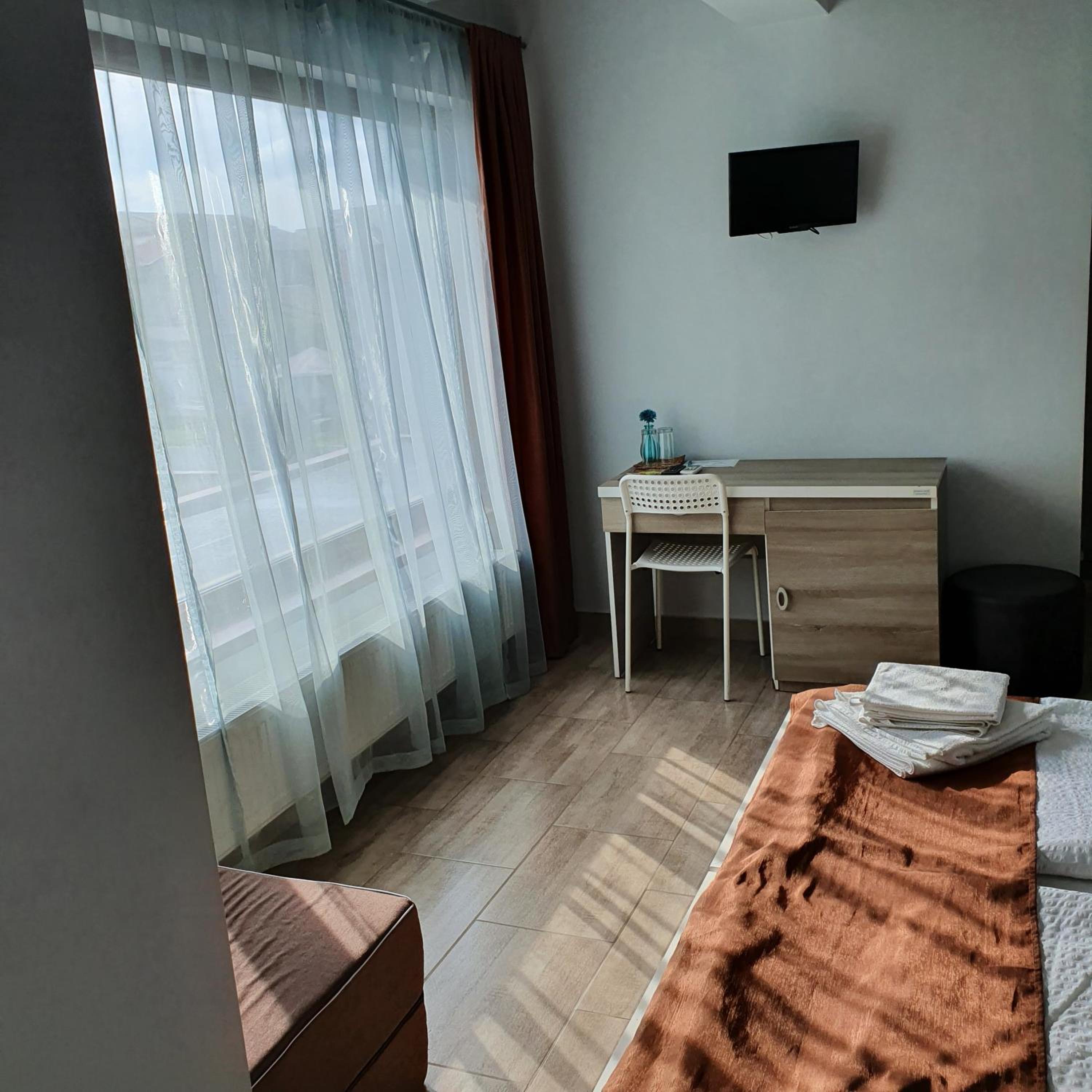 Double or Twin Room with Private Bathroom - Photo 7