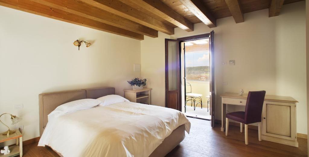 Double Room with Balcony - Photo 3