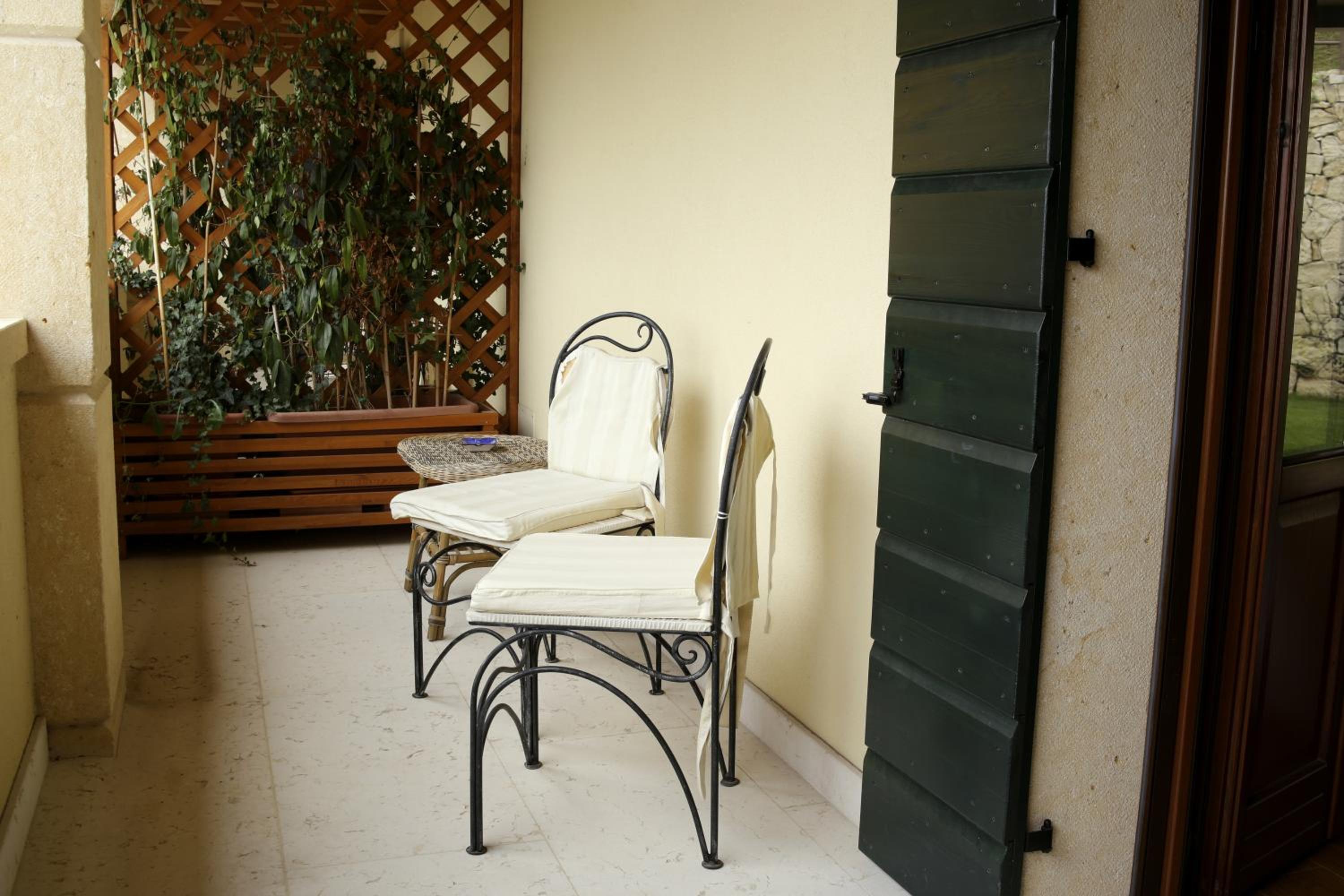Double Room with Balcony - Photo 8