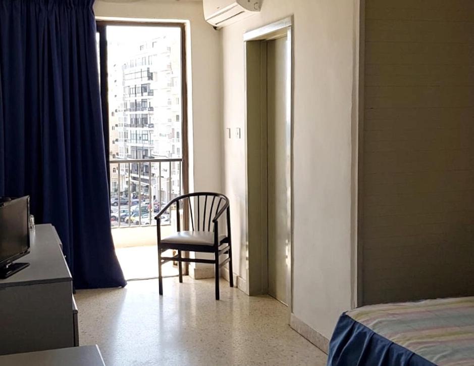 Double or Twin Room with Sea View - Photo 10