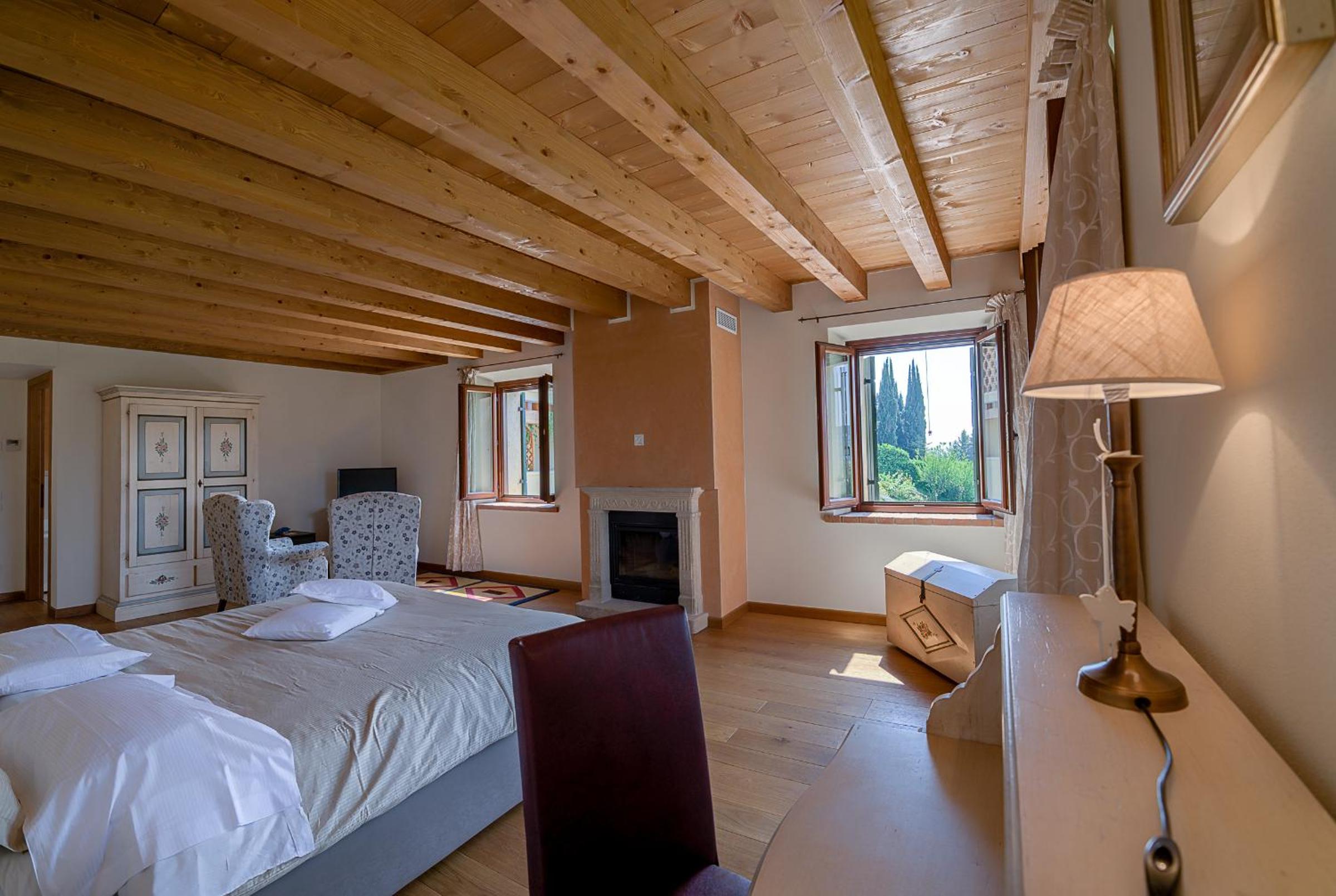 Deluxe Junior Suite - Photo 7