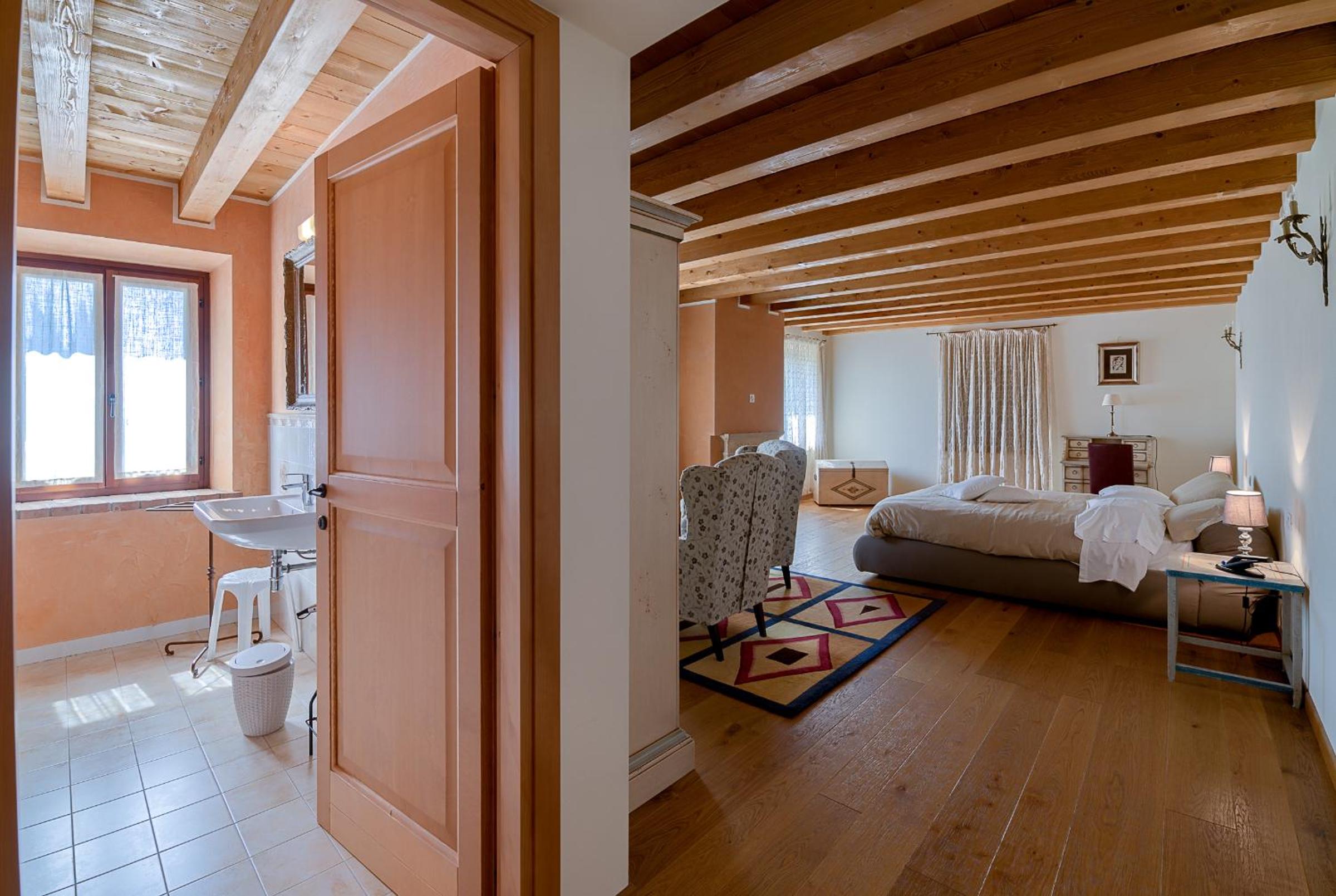Deluxe Junior Suite - Photo 3