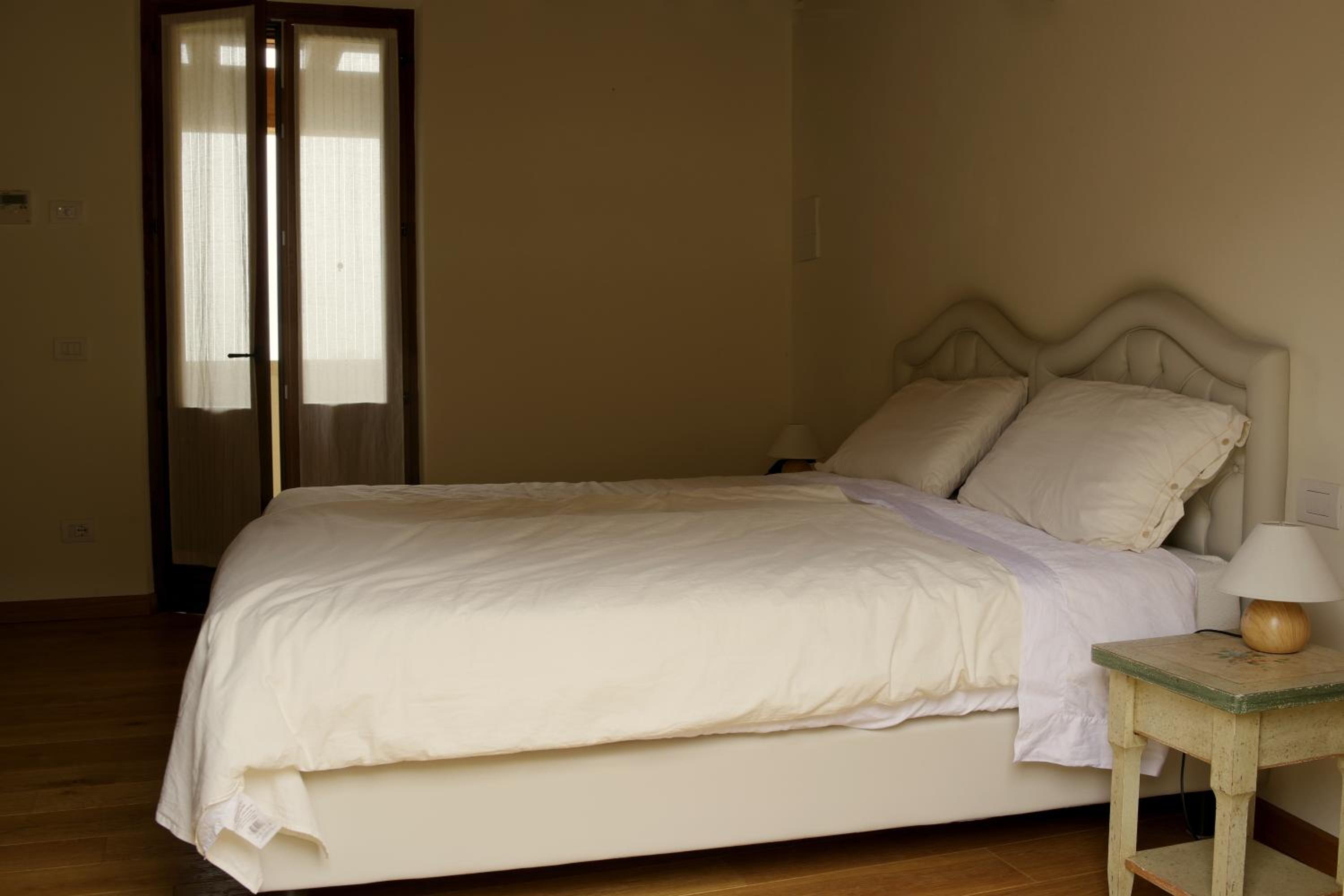 Double Room with Balcony - Photo 6