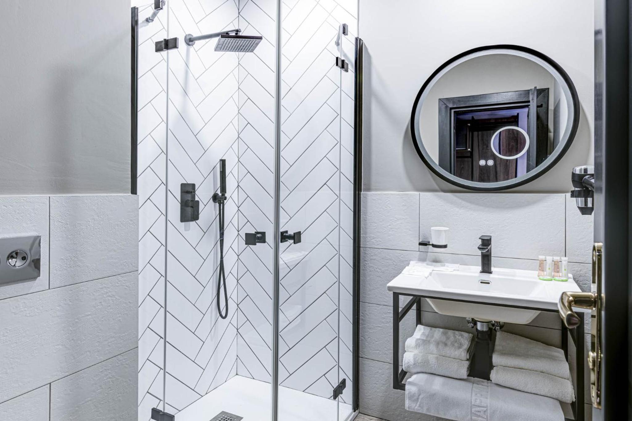 Double or Twin Room - Photo 7
