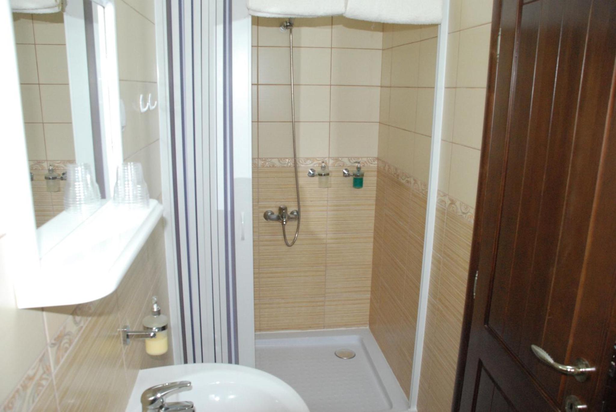 Deluxe Family Suite - Photo 5