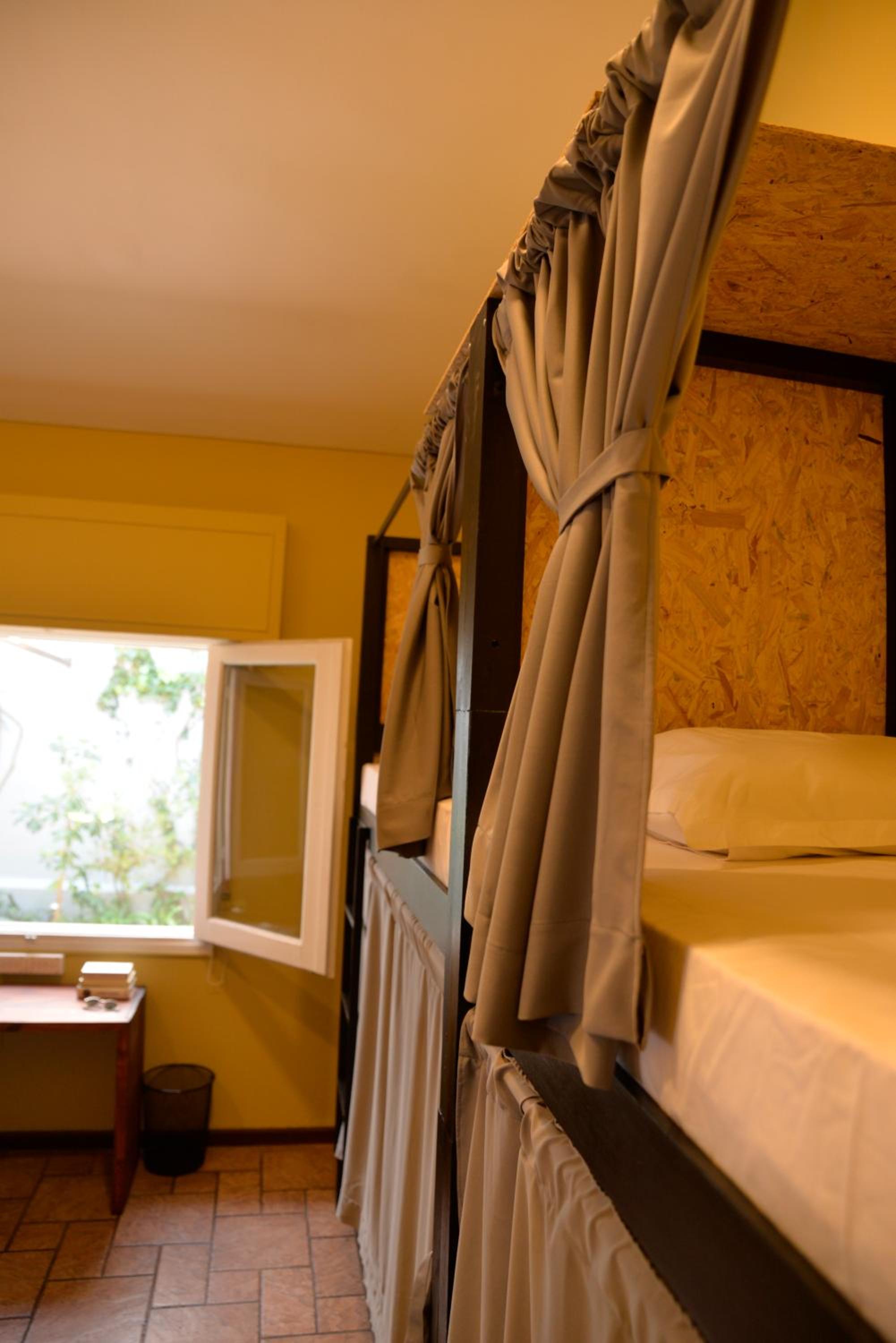 Bed in 8-Bed Mixed Dormitory Room photo 1