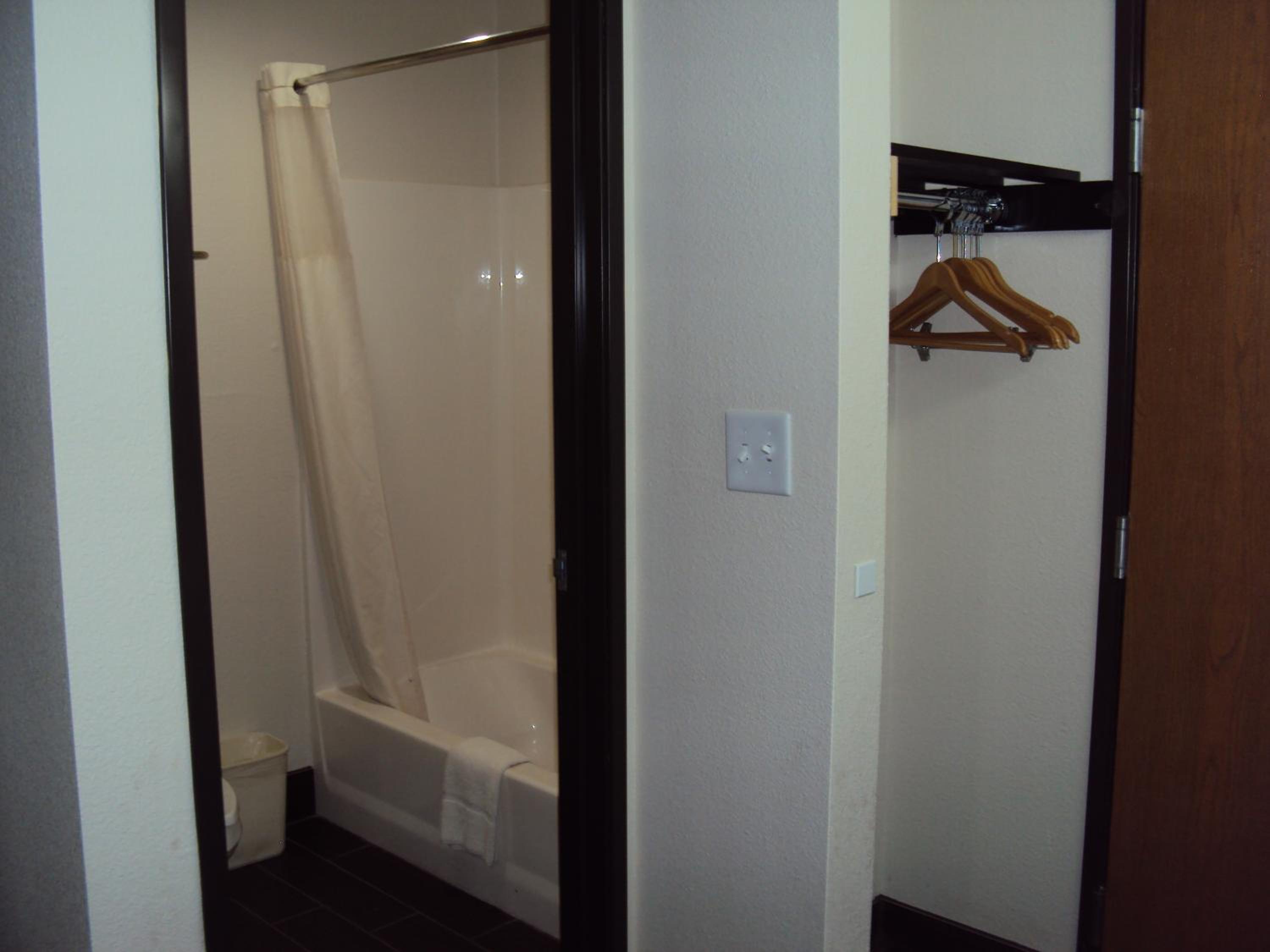 Double Room with Two Double Beds - Accessible/Non-Smoking - Photo 4