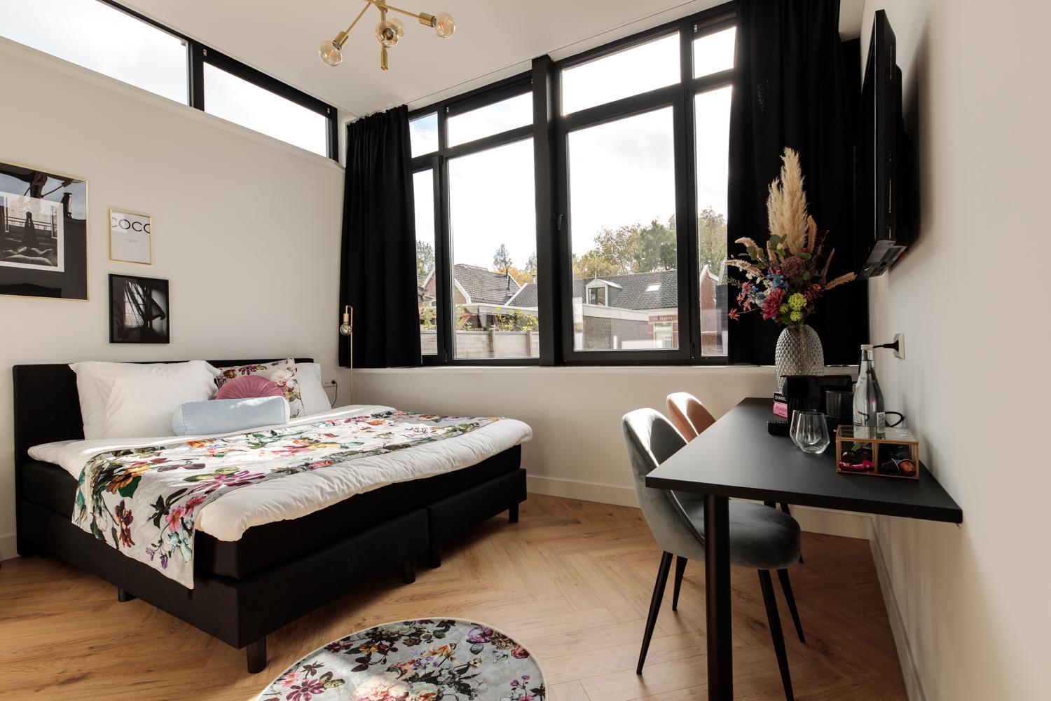 Deluxe King Room - Photo 27