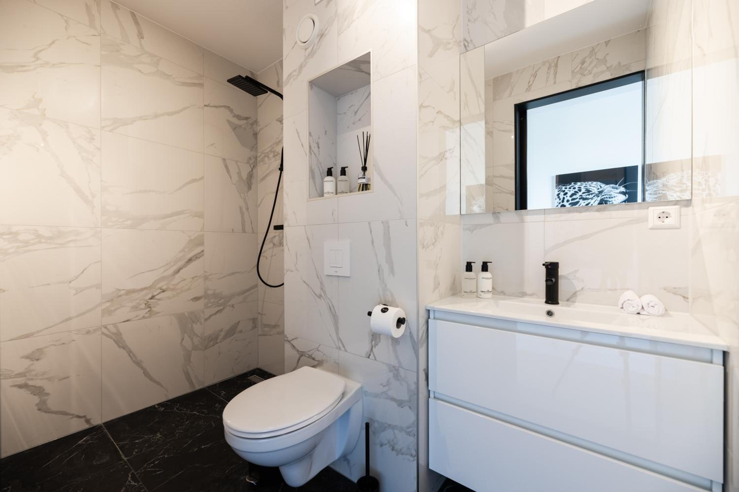 Deluxe King Room - Photo 21