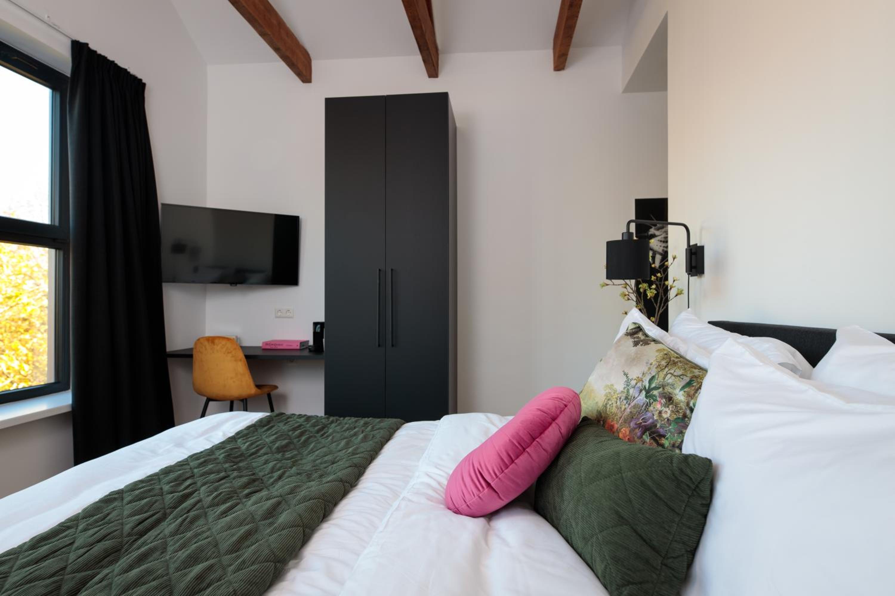 Deluxe King Room - Photo 25